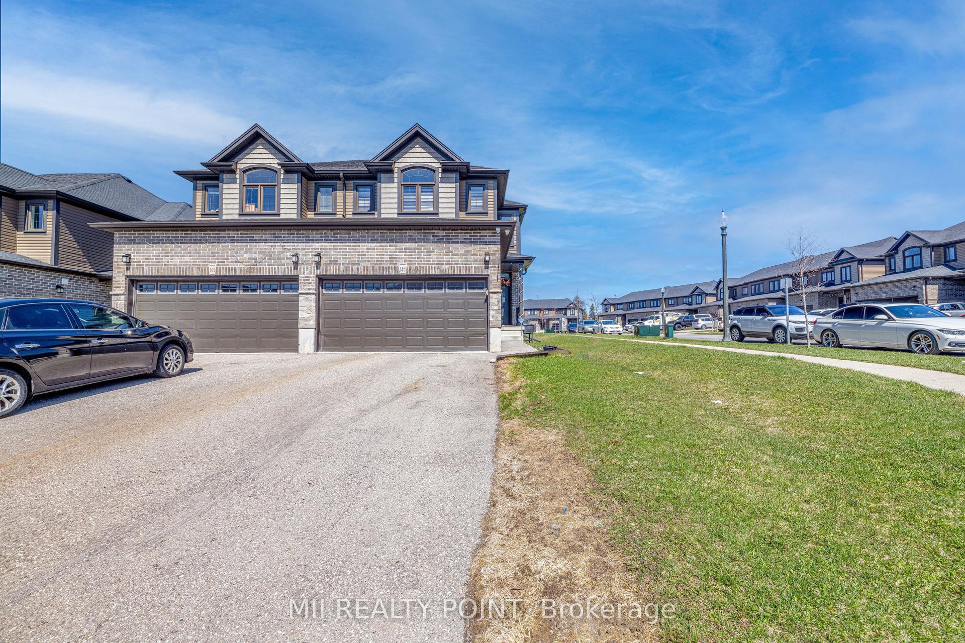 145 Links Crescent — photo 1