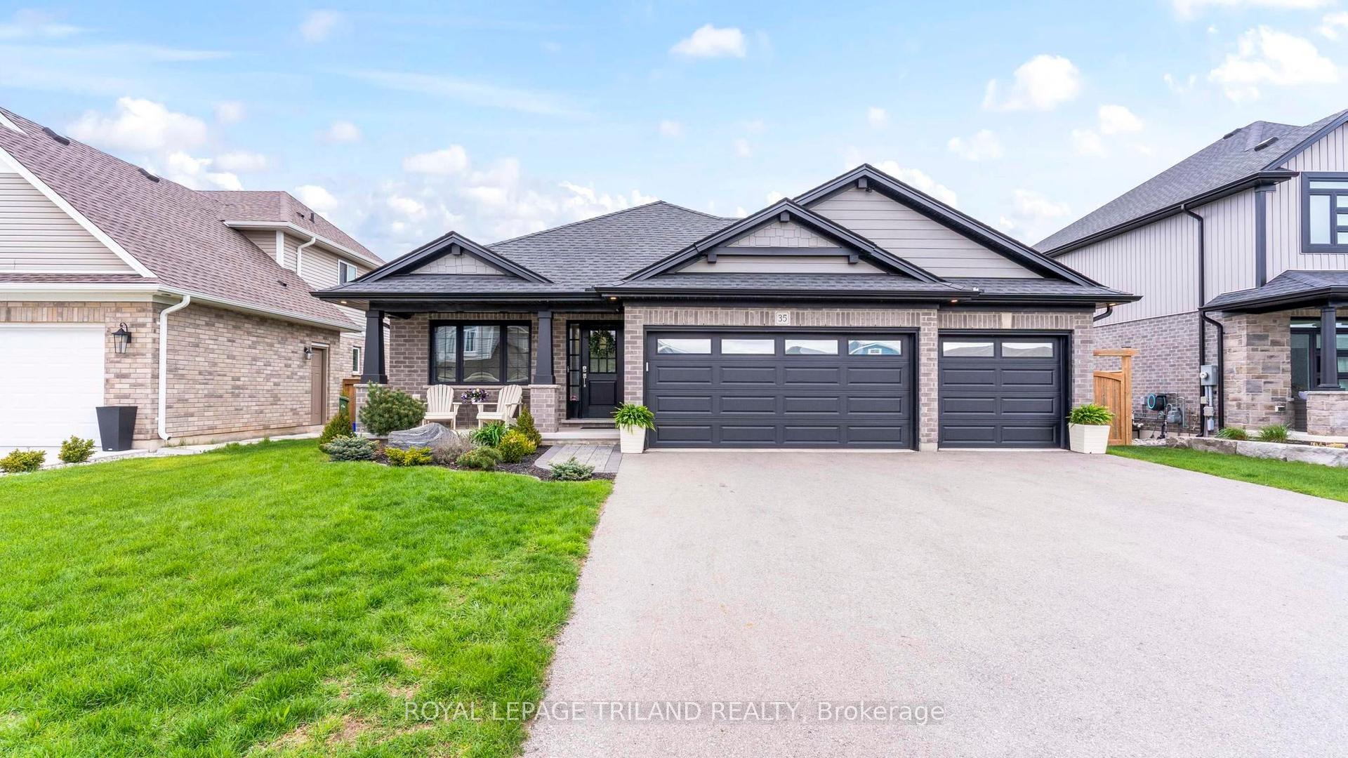 35 WEIR Crescent — photo 1
