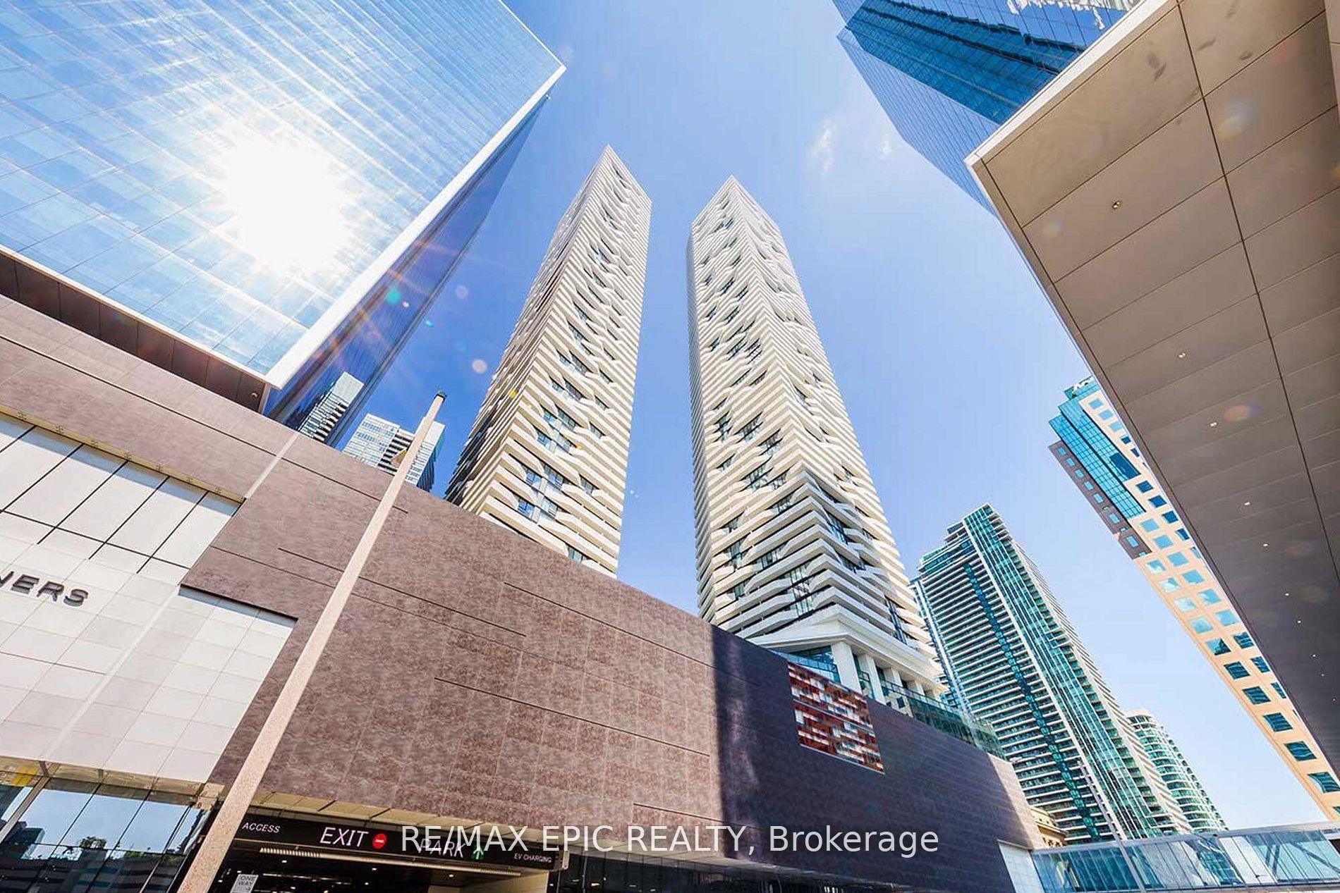 100 Harbour Street 5705 #5705, Toronto — Condo for sale, photo 1