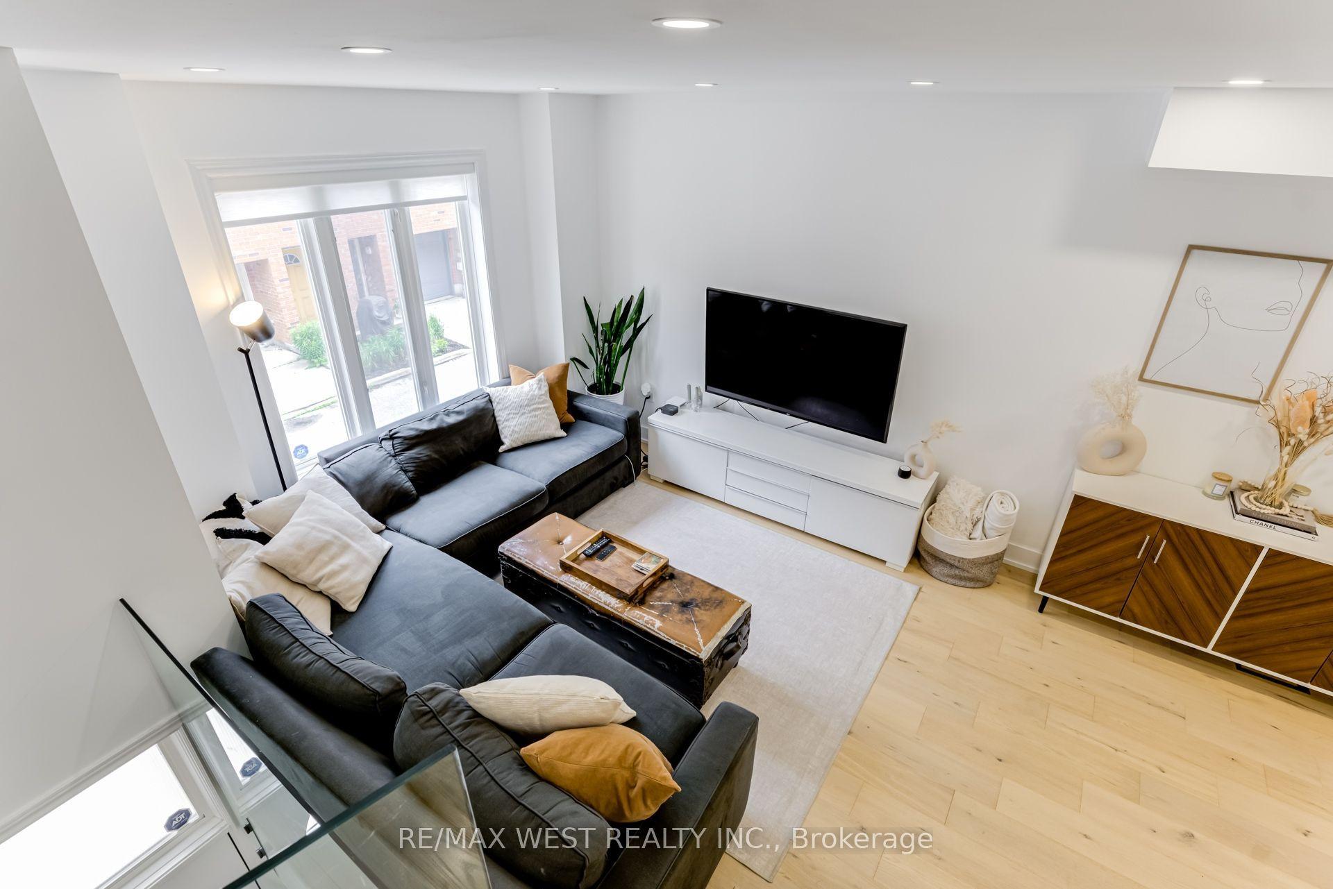 12 Grogan Mews, Toronto — Townhouse for lease, photo 1