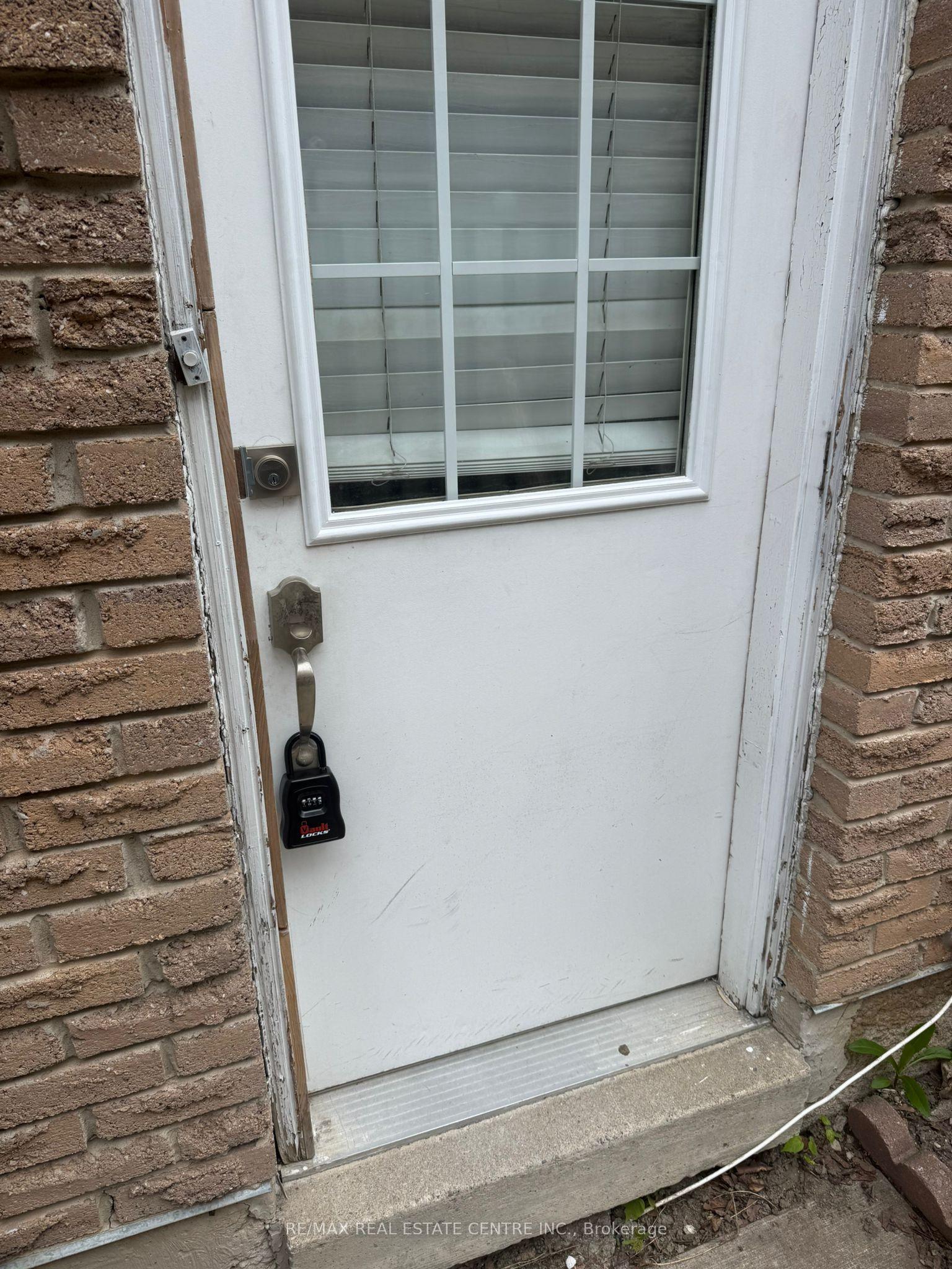 33 Lacewood Crescent — photo 1