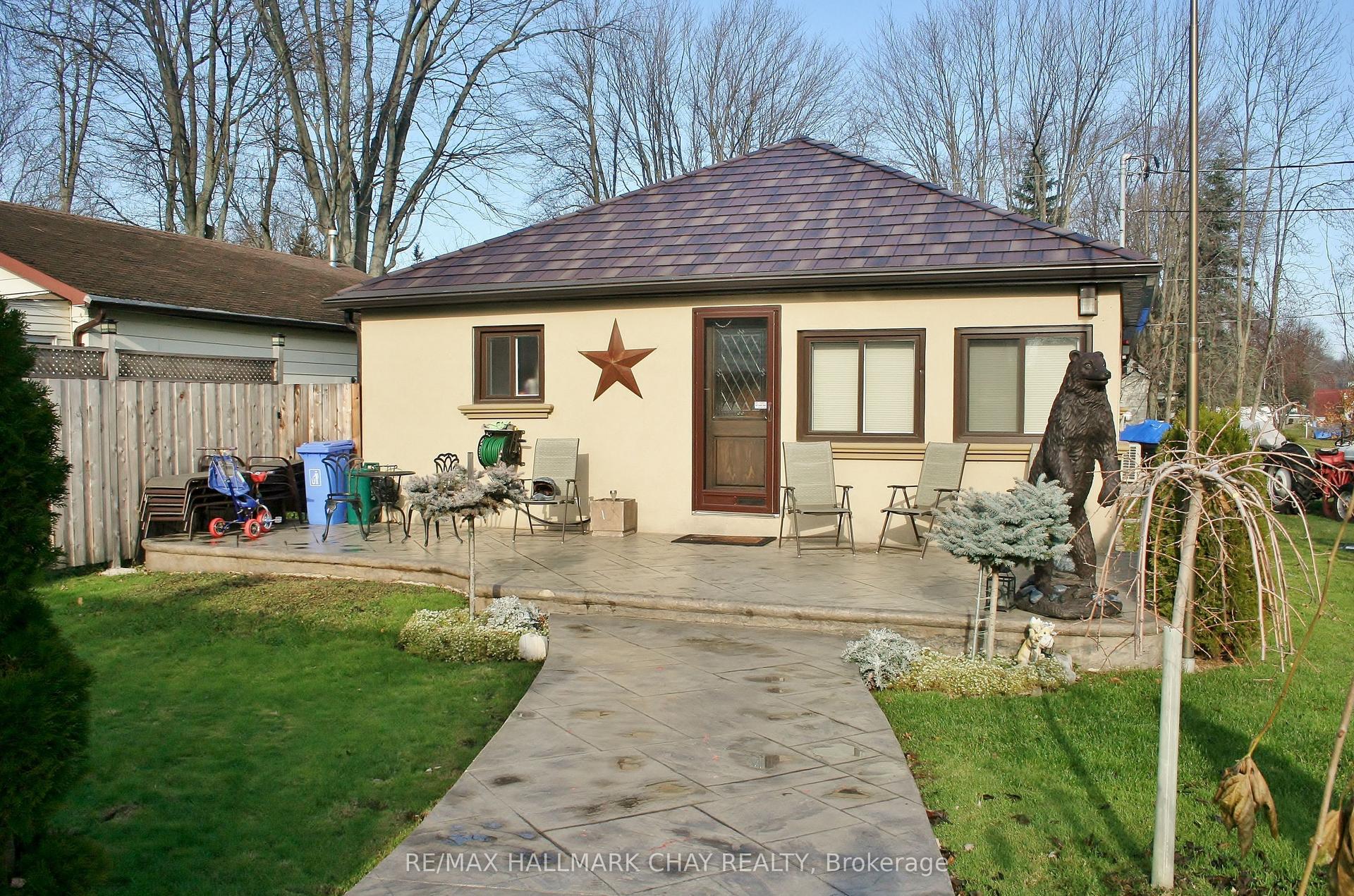 1099 Poplar Drive — photo 1