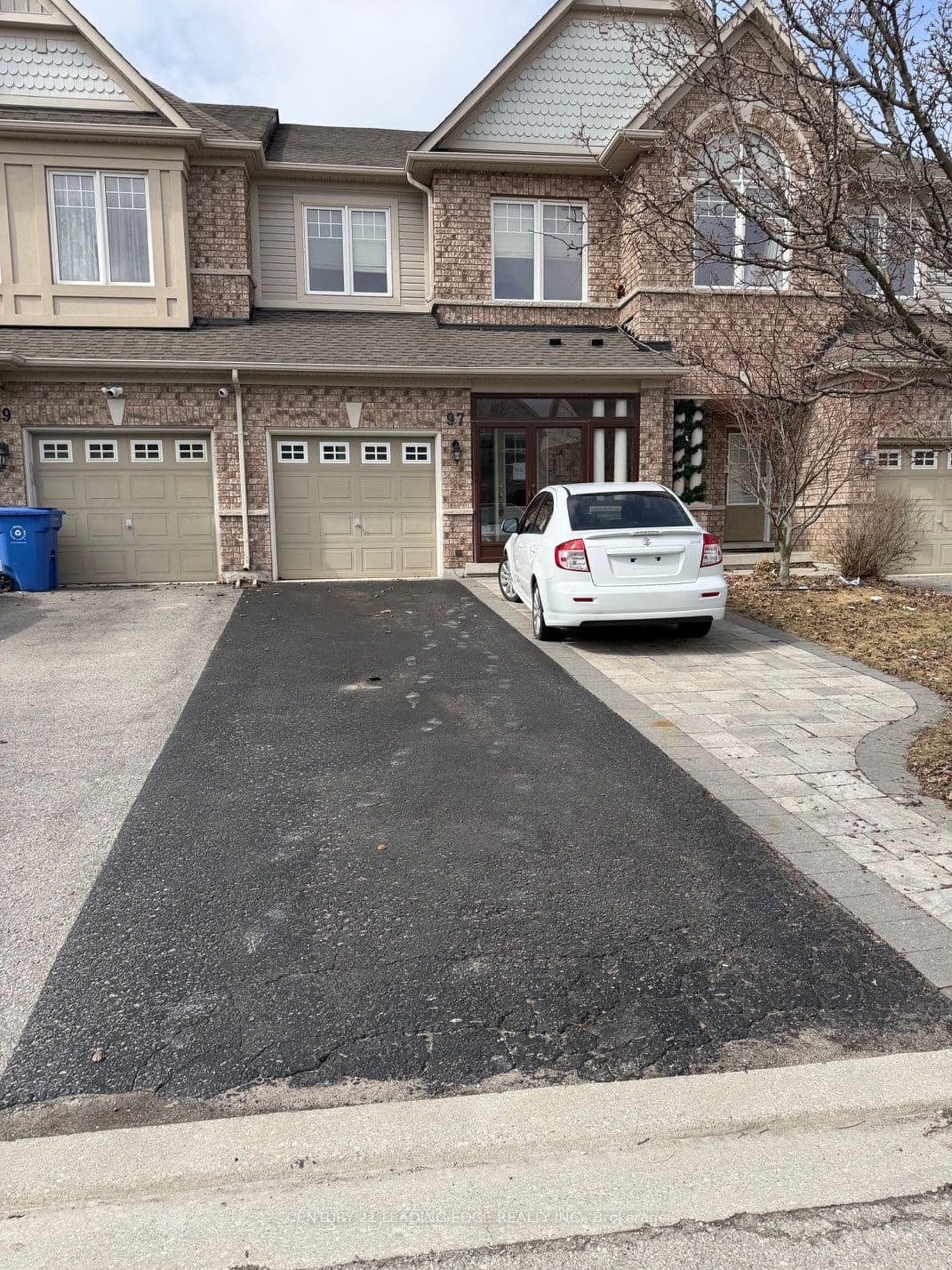 97 Thatcher Crescent — photo 1