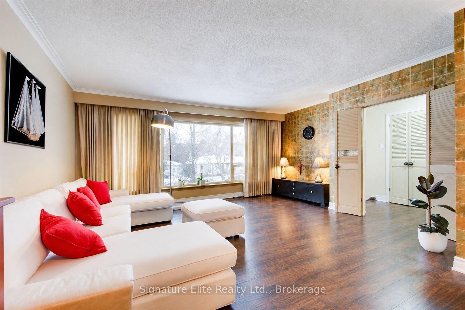 12 Burnview Crescent, Toronto — Detached for lease, photo 1