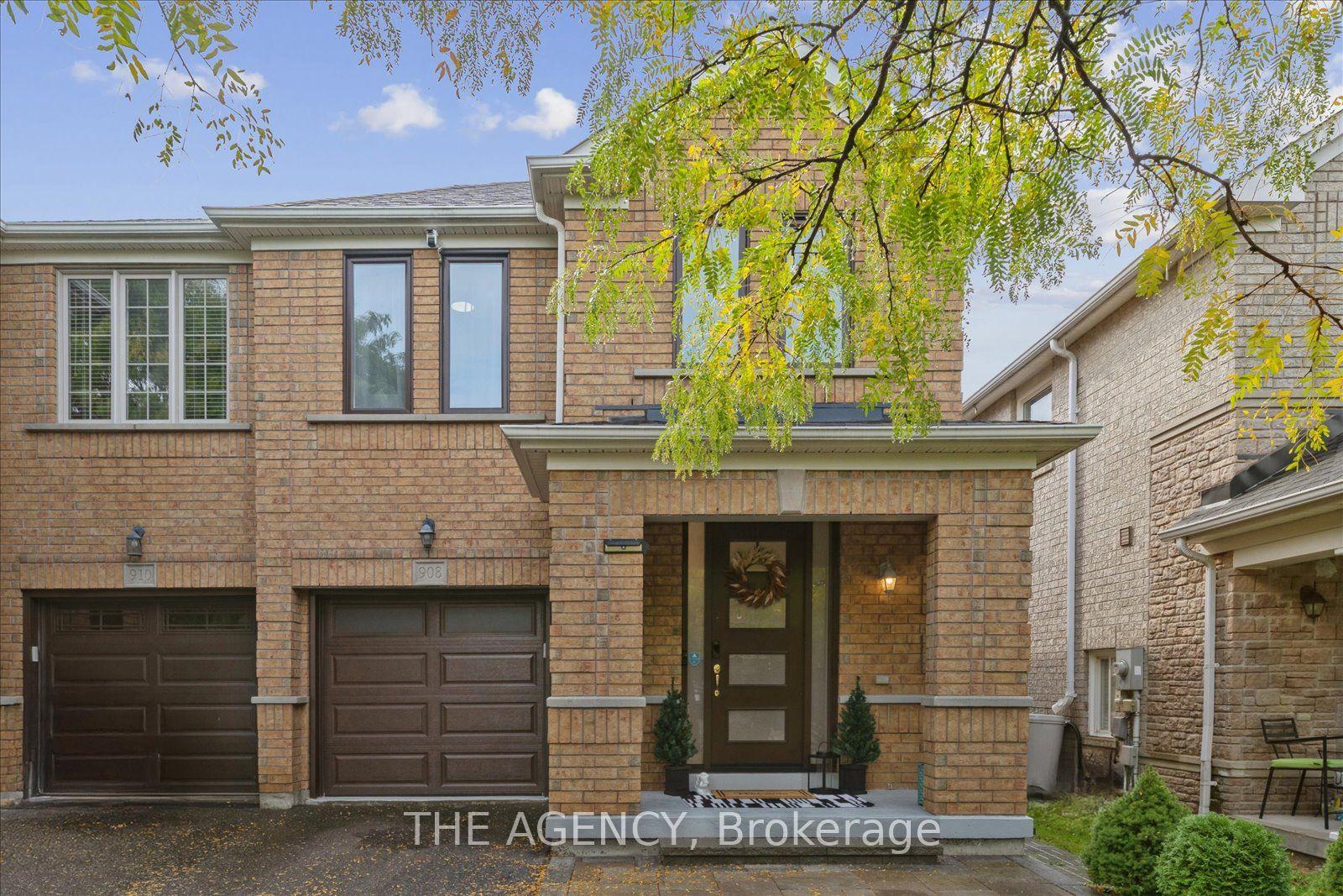 908 Oaktree Crescent — photo 1