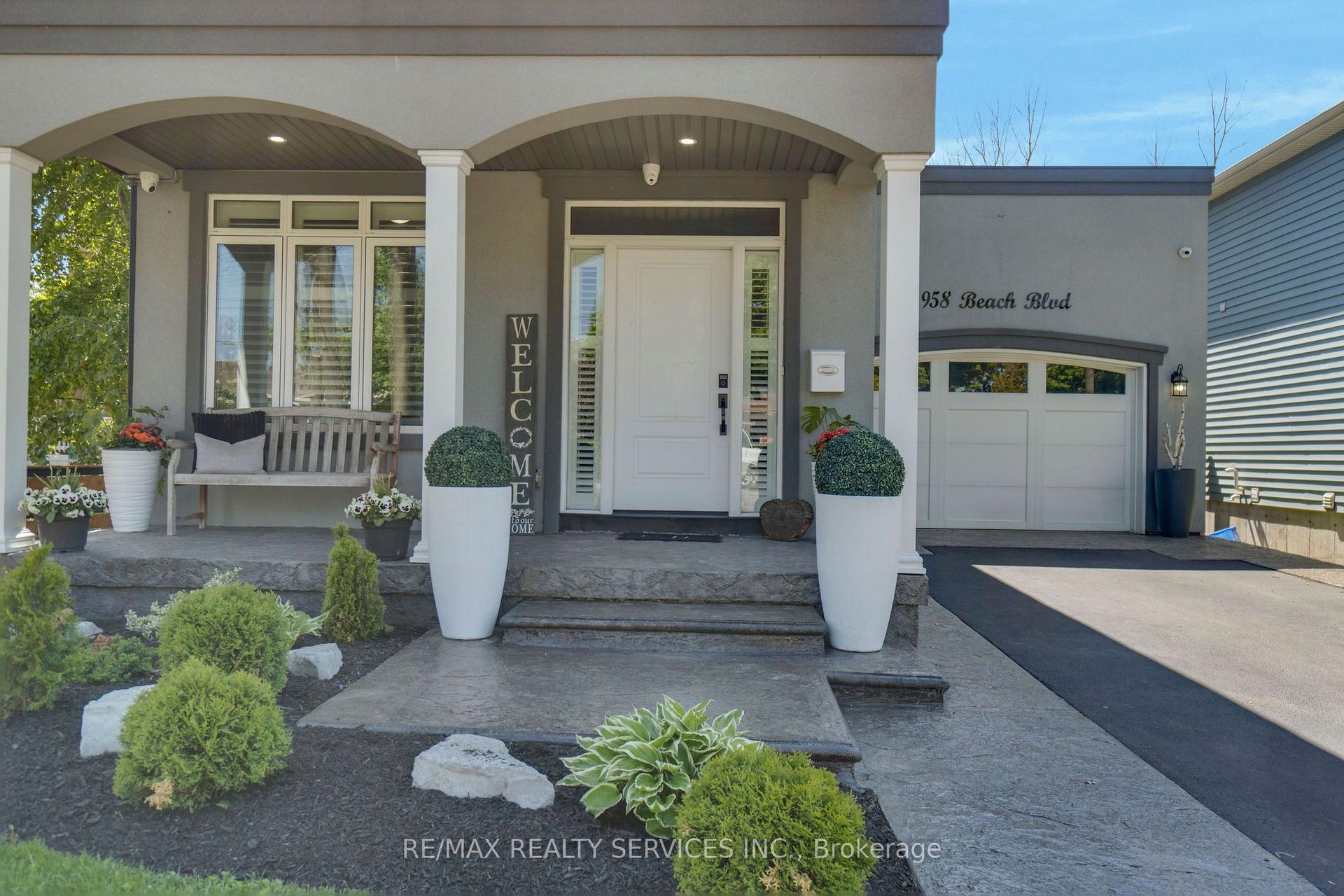 958 Beach Boulevard — photo 1