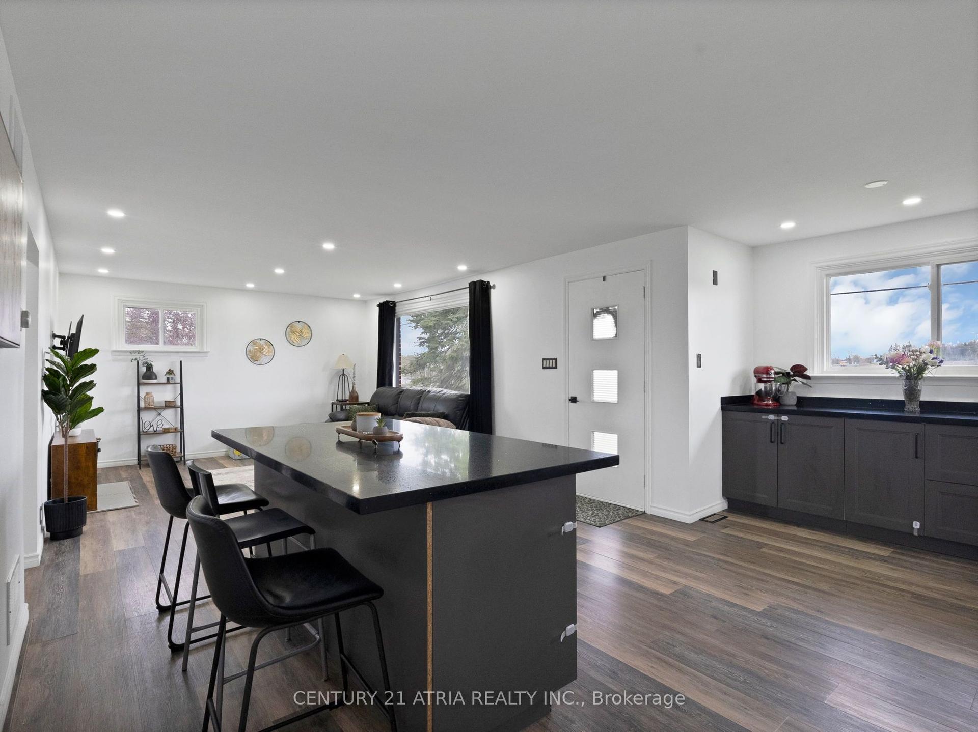 6552 Yonge Street — photo 1