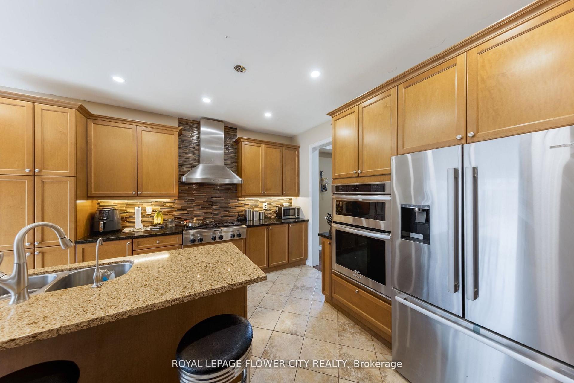 889 O' Reilly Crescent — photo 1