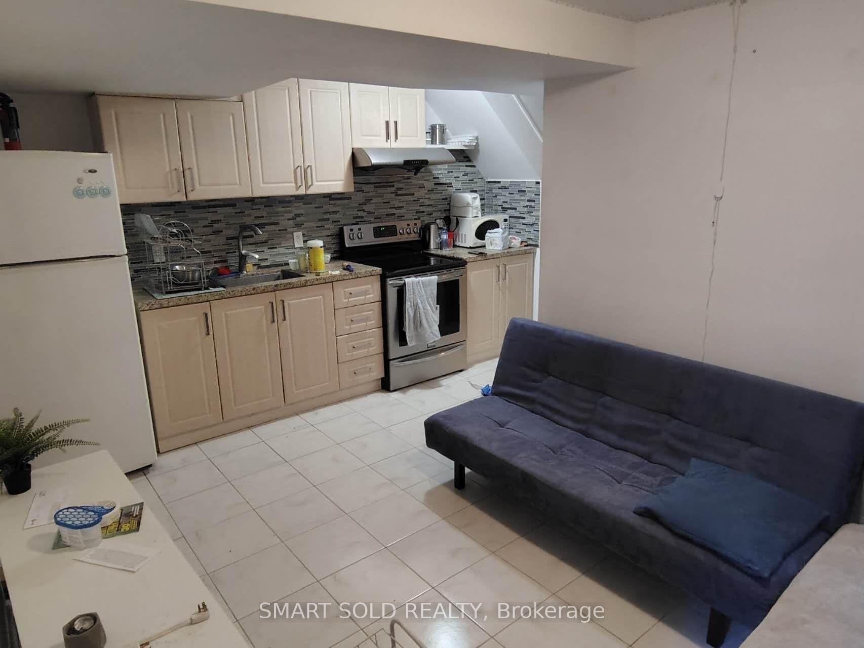 Lower 66 Bellevue Avenue, Toronto — Townhouse for lease, photo 1