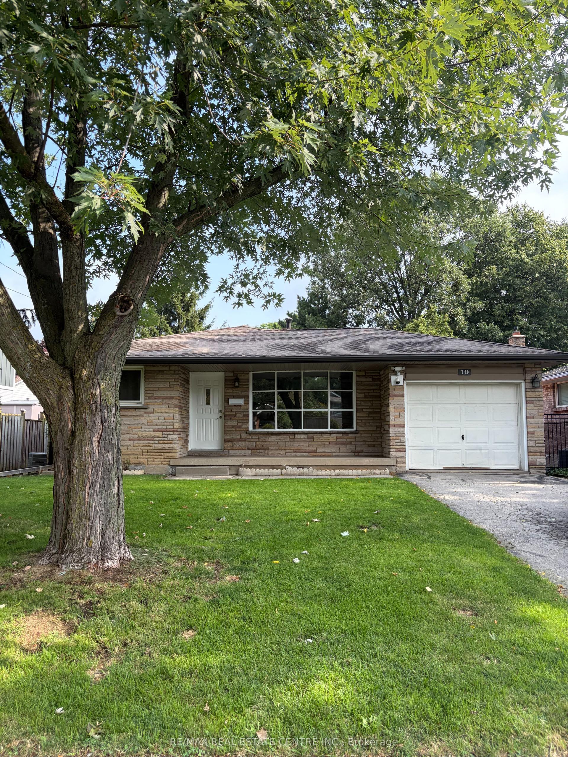 10 Miami Drive, Hamilton — Detached for lease, photo 1