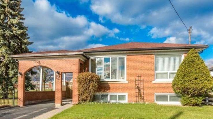 22 Beran Drive, Toronto — Detached for sale, photo 1