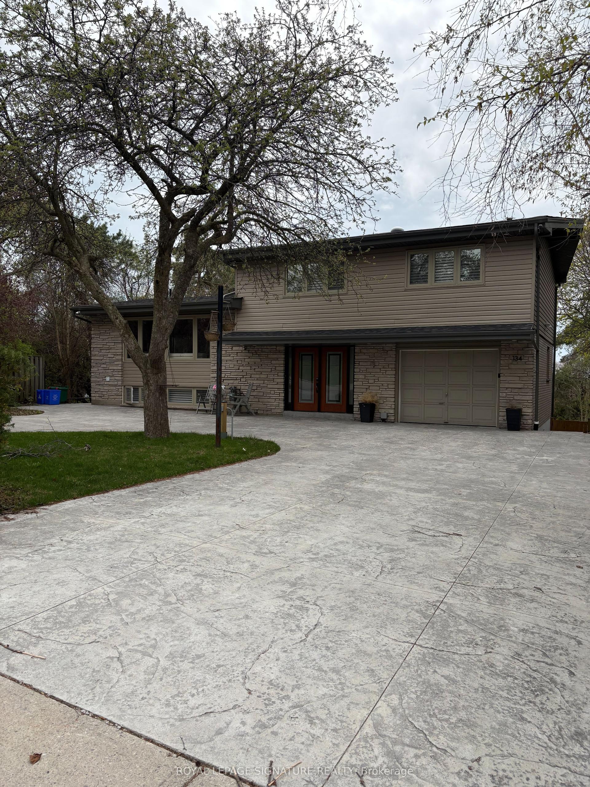 134 Elizabeth Crescent N Bsmt #Bsmt — photo 1