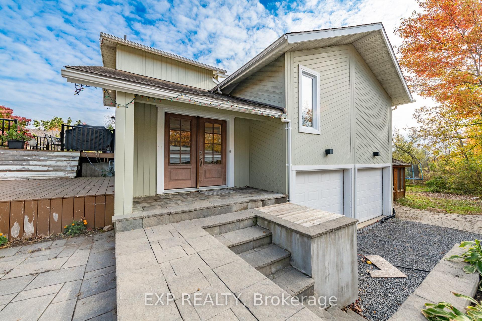 1238 Barnwell Crescent — photo 1