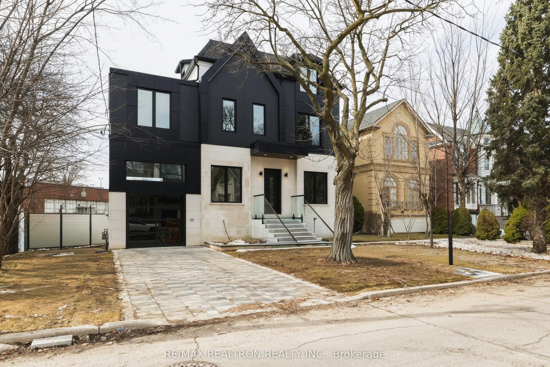 1002 Spadina Road — photo 1