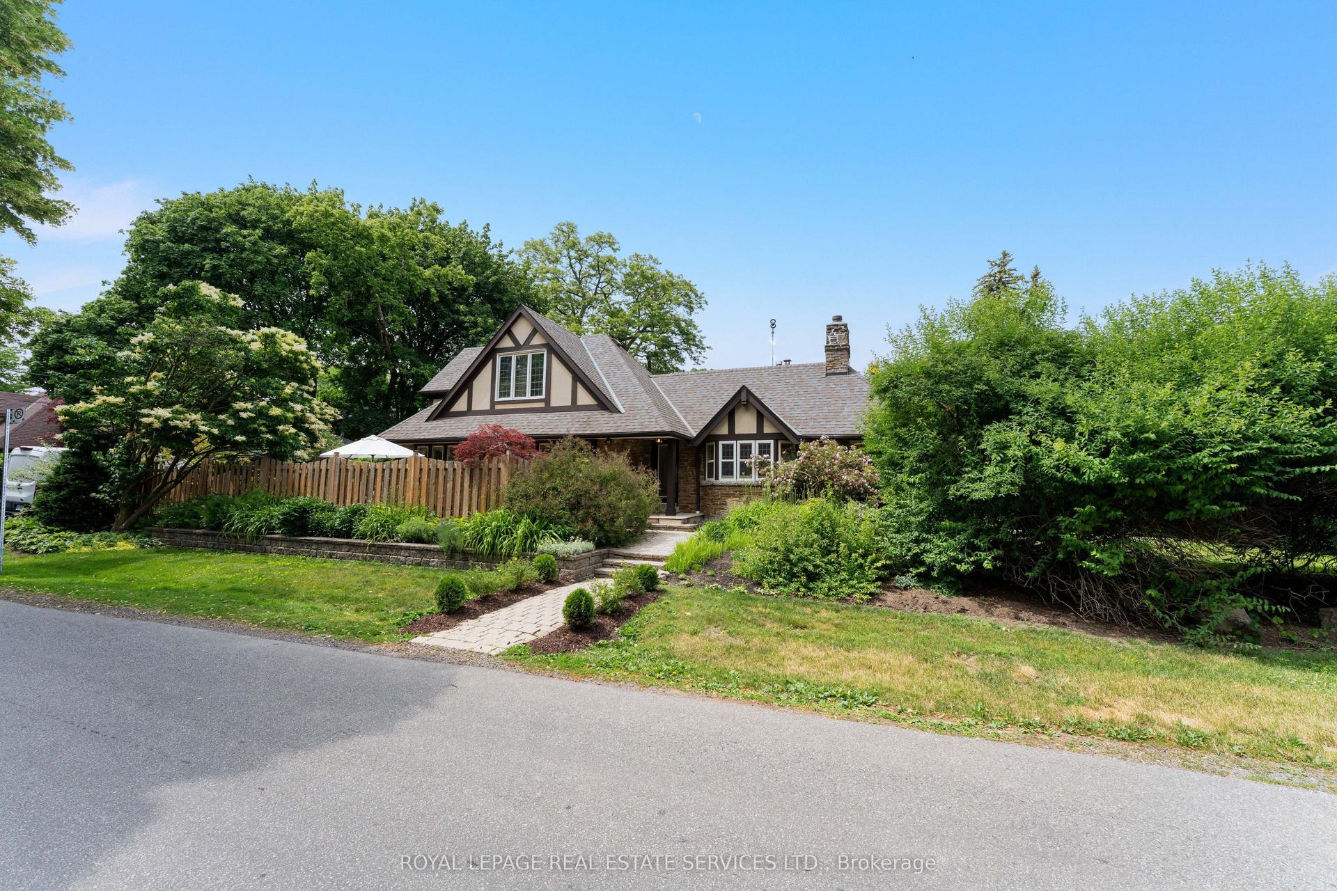 50 Brentwood Road S — photo 1