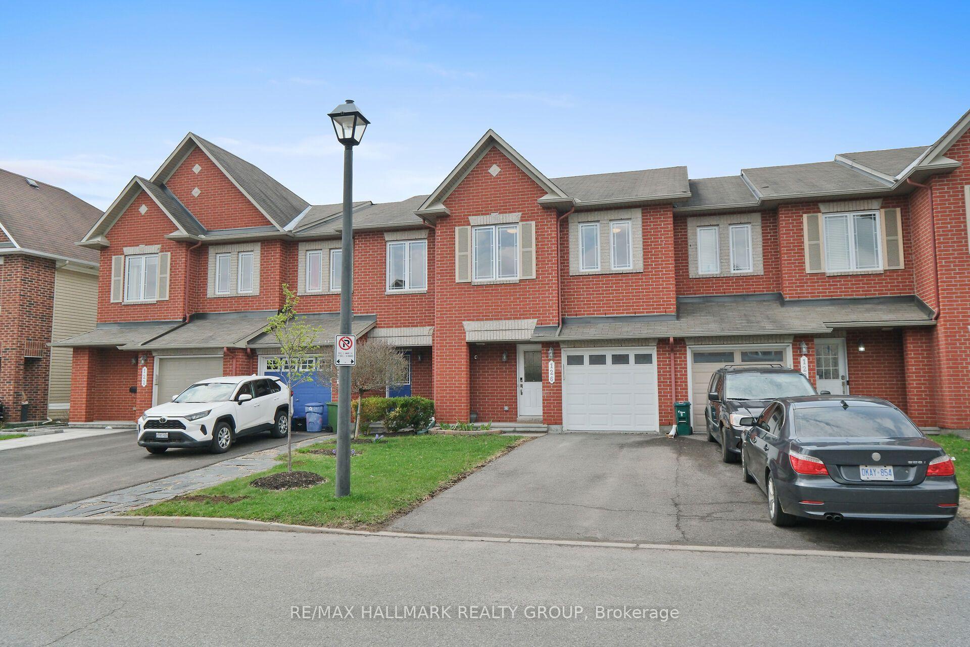126 Silvermoon Crescent — photo 1