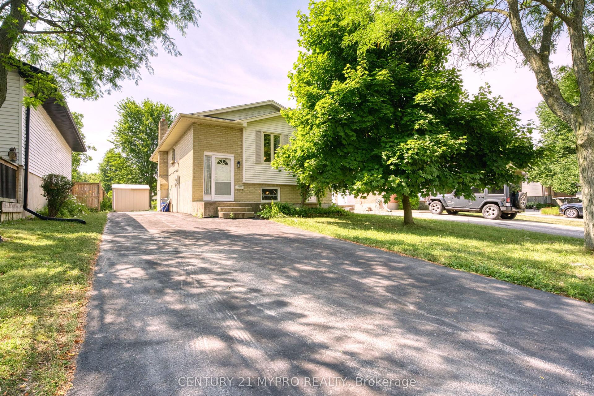 143 Ardsley Crescent, London North — Detached for lease, photo 1