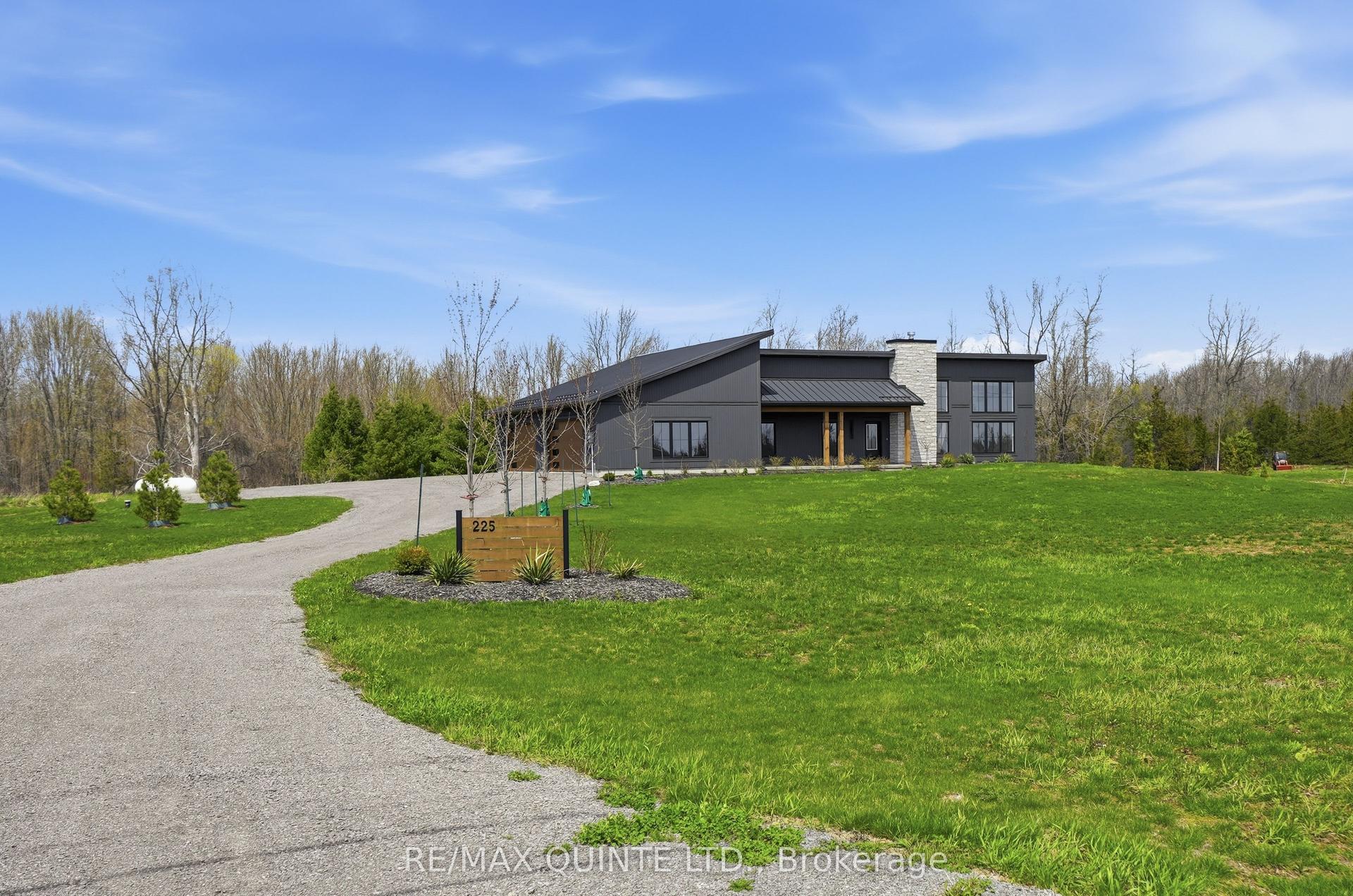225 Mitchells Crossroad, Prince Edward County — Detached for sale, photo 1
