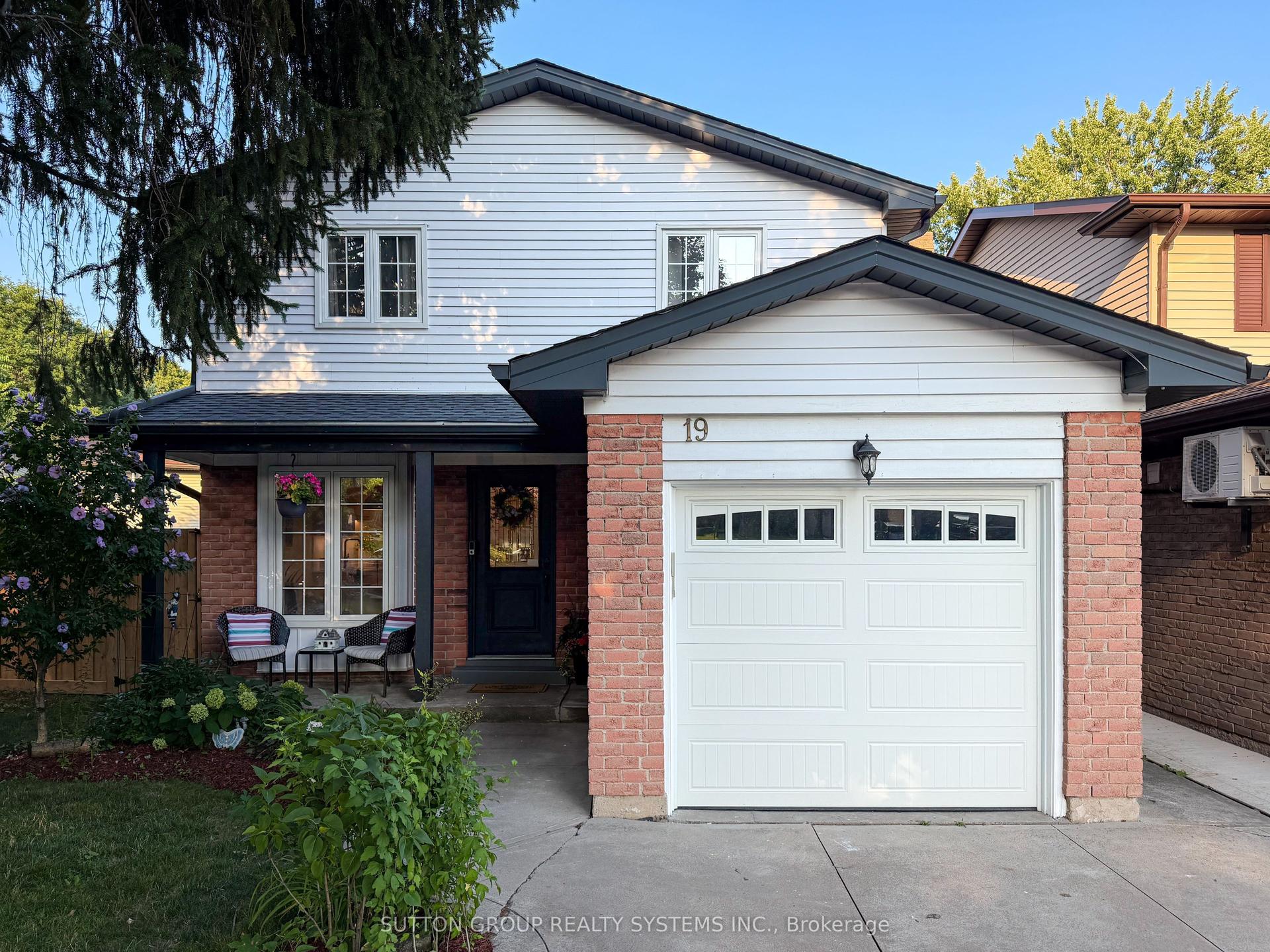 19 Parkway Place, Hamilton — Detached for sale, photo 1