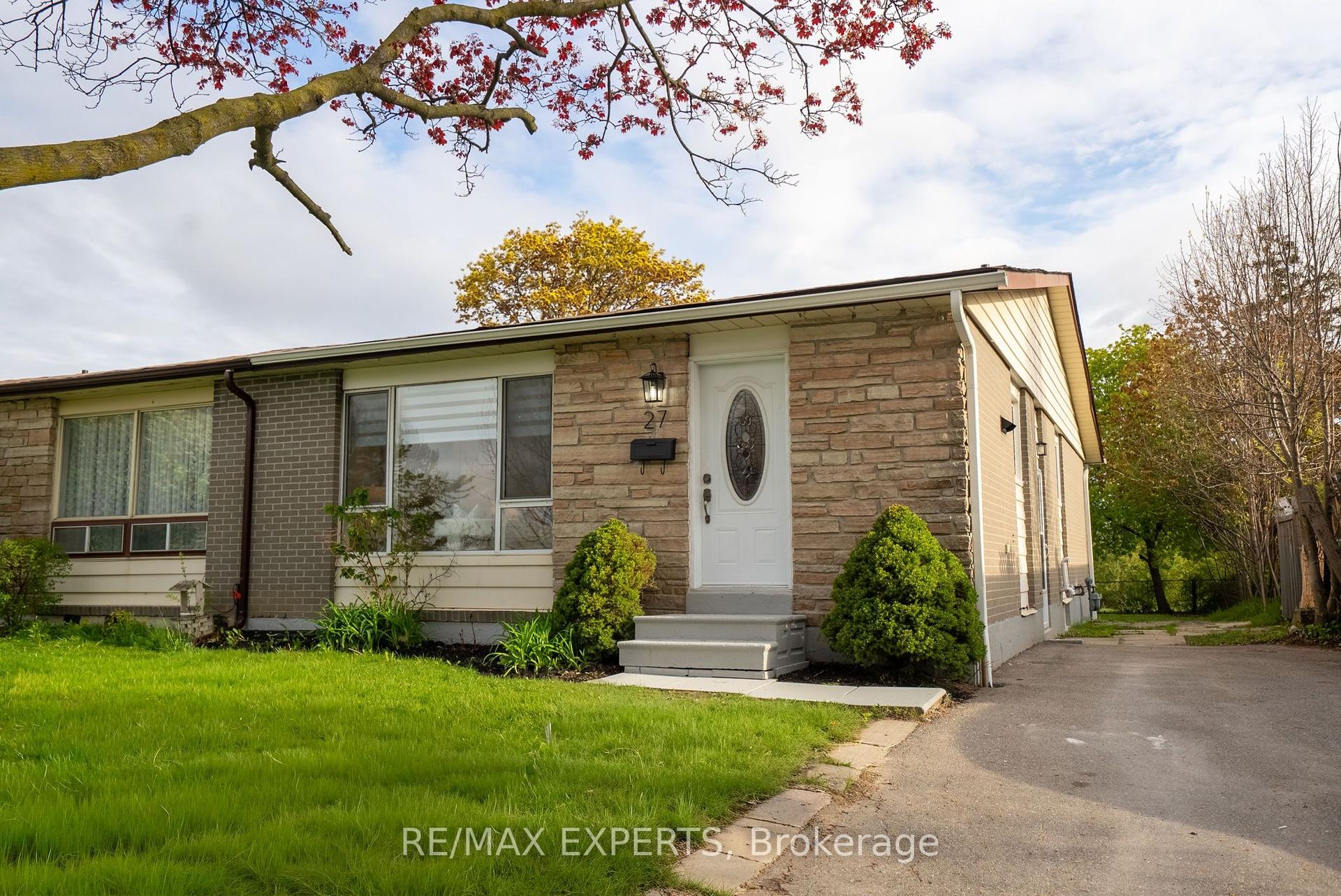 27 Fallingdale Crescent — photo 1