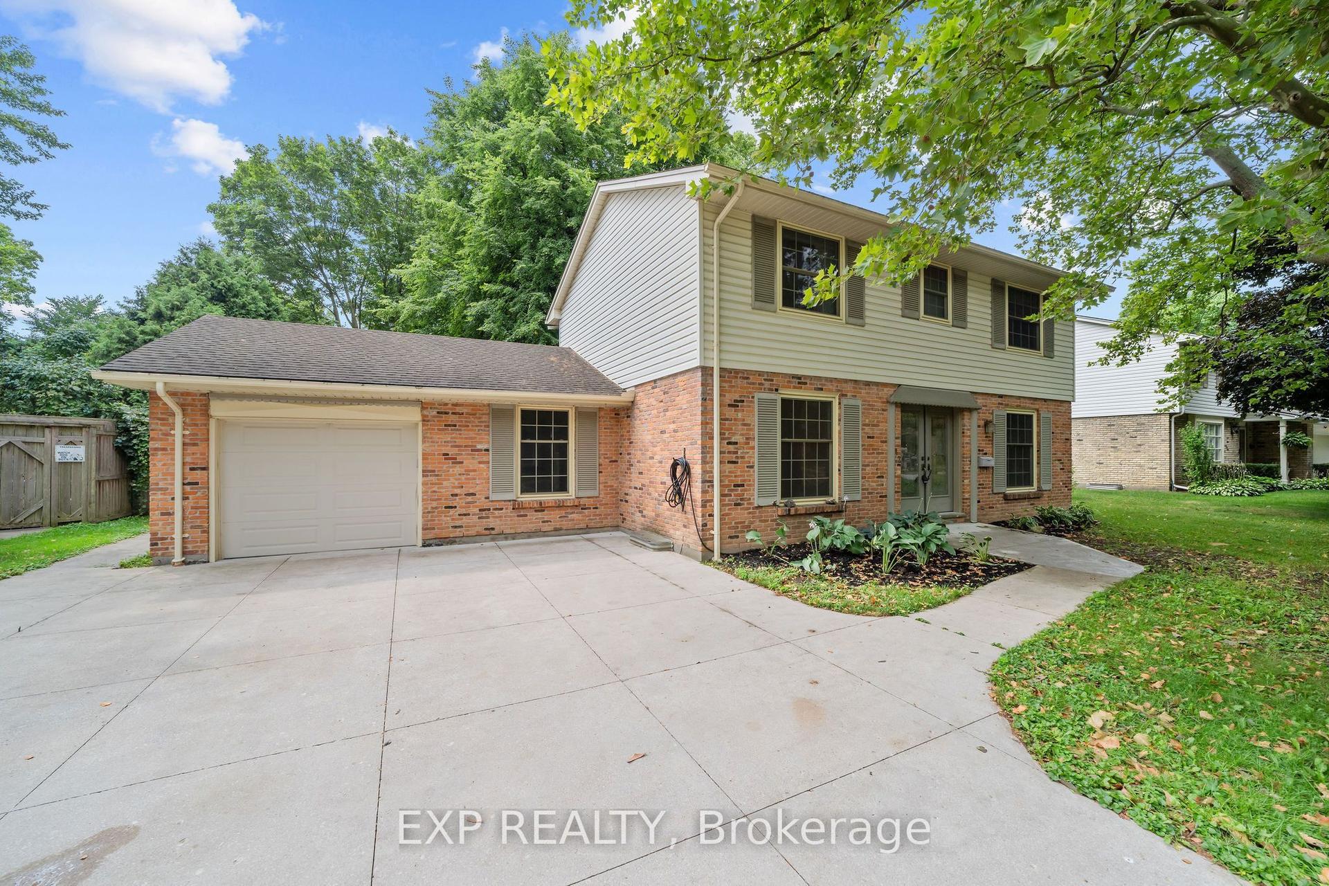 42 Queen Mary Crescent, London North — Detached for sale, photo 1