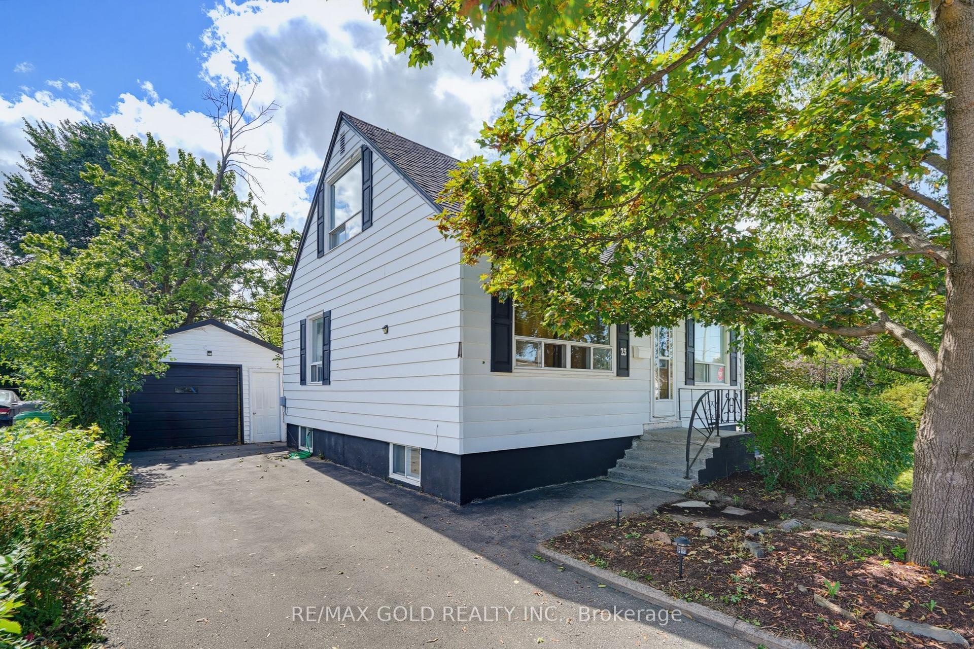 23 Pleasantview Avenue, Brampton — Detached for sale, photo 1