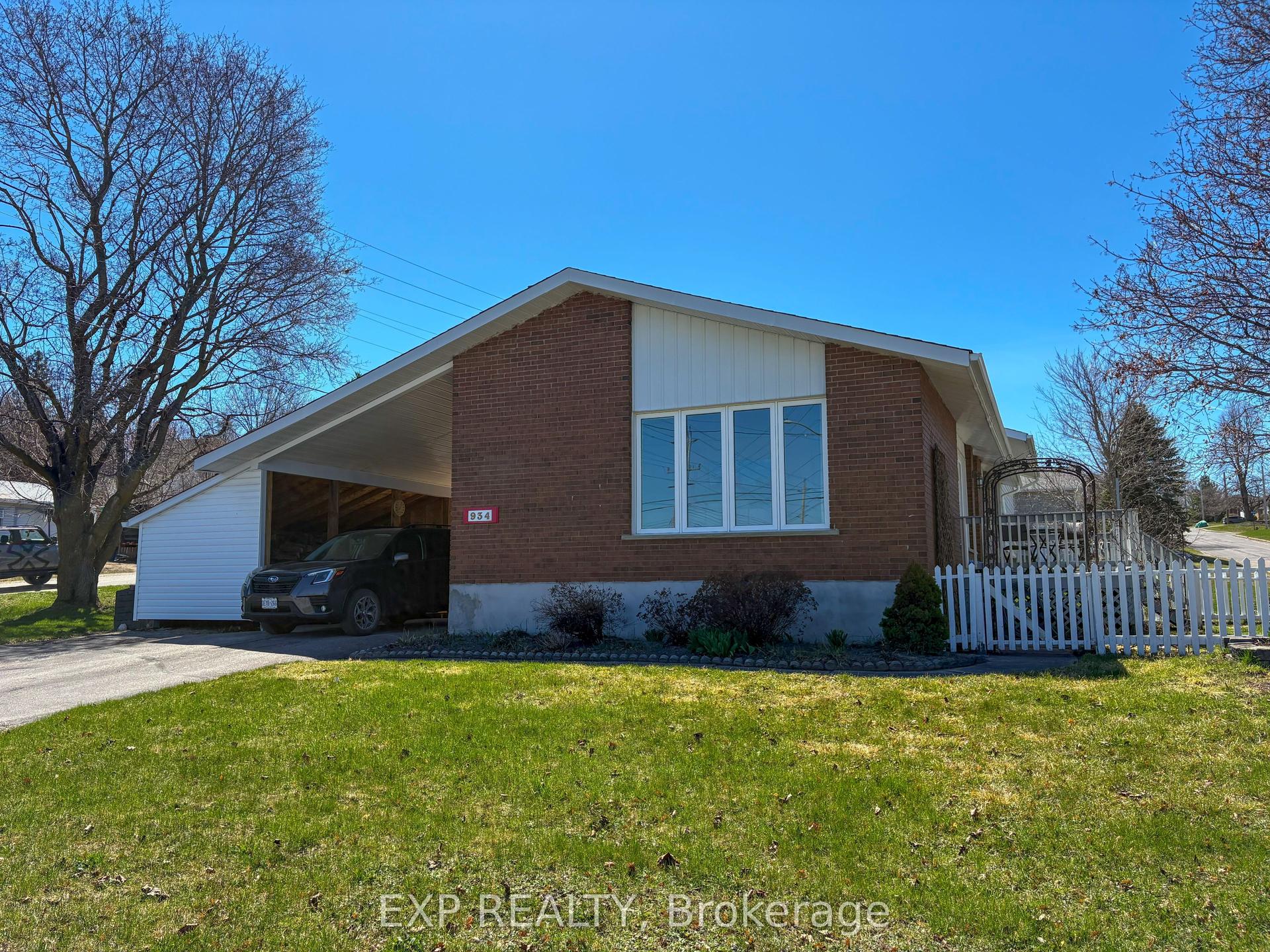 934 Raglan Street S — photo 1