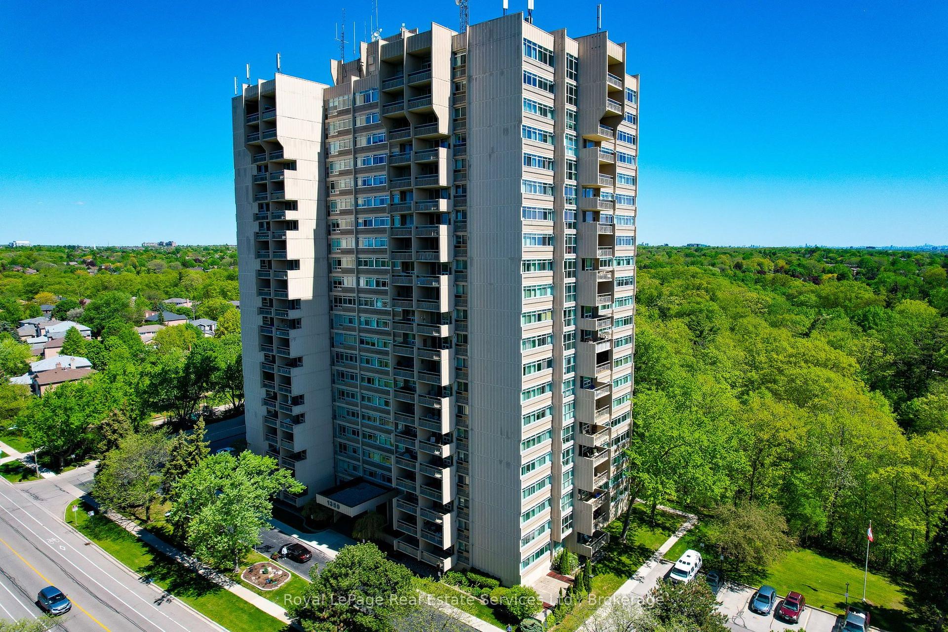 1359 White Oaks Boulevard 1810 #1810 — photo 1