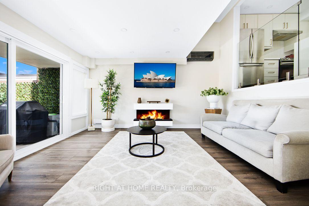 269 Milestone Crescent, Aurora — Condo Town for sale, photo 1