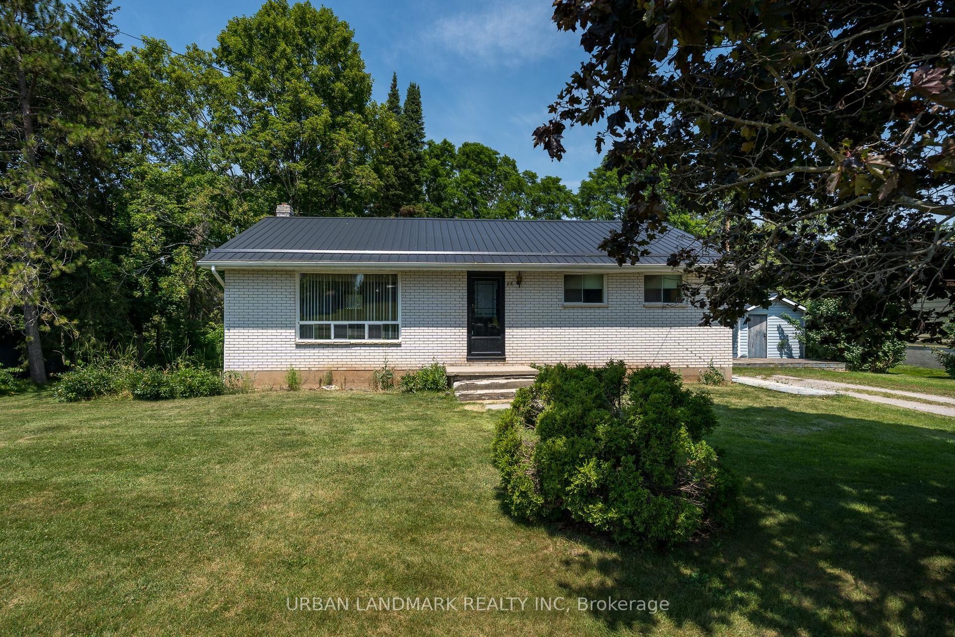 22 Queen Victoria Street W, Centre Hastings — Detached for sale, photo 1