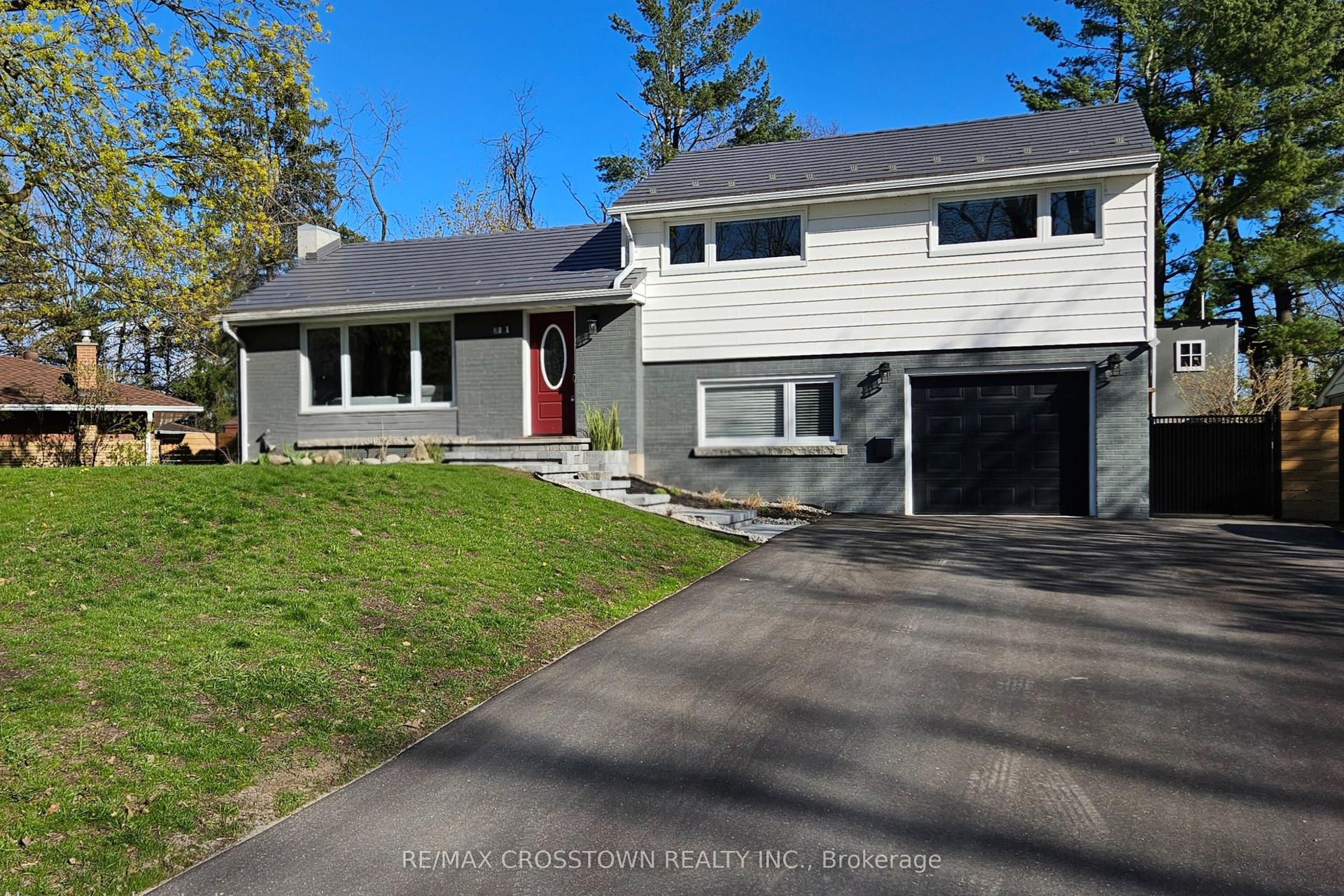 11 Castle Drive — photo 1