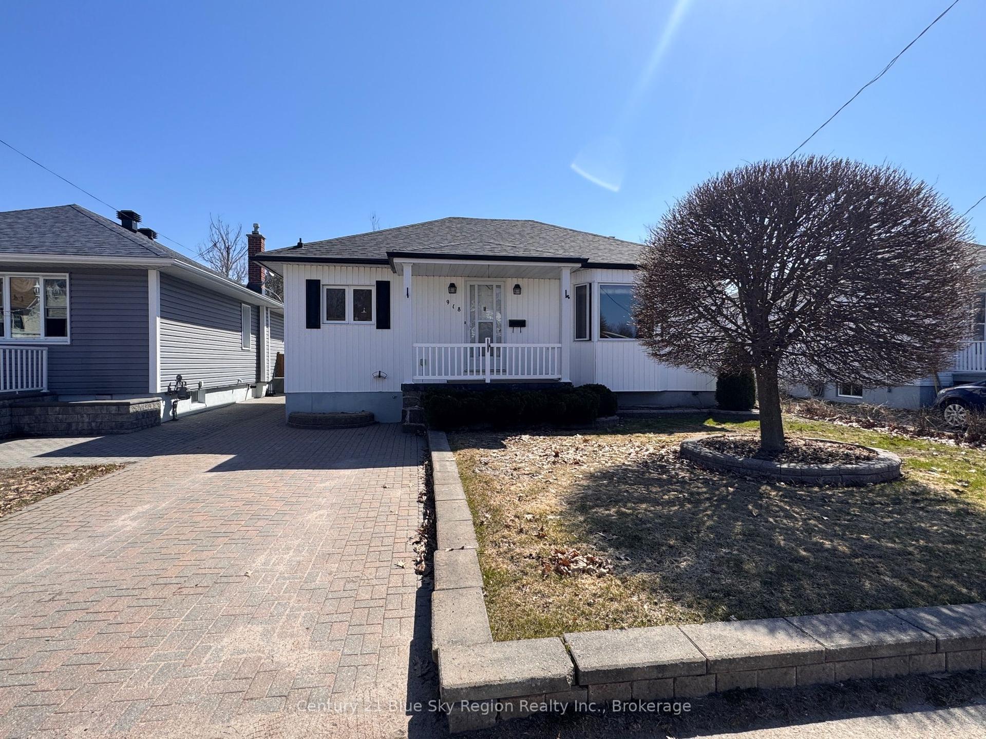 918 Douglas Street — photo 1