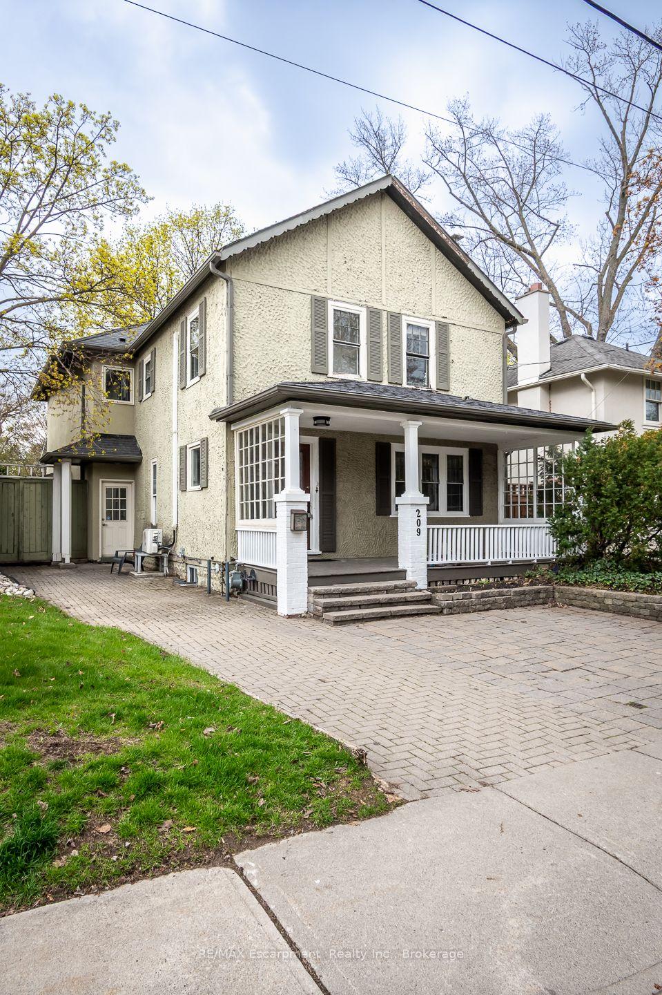 209 Allan Street — photo 1