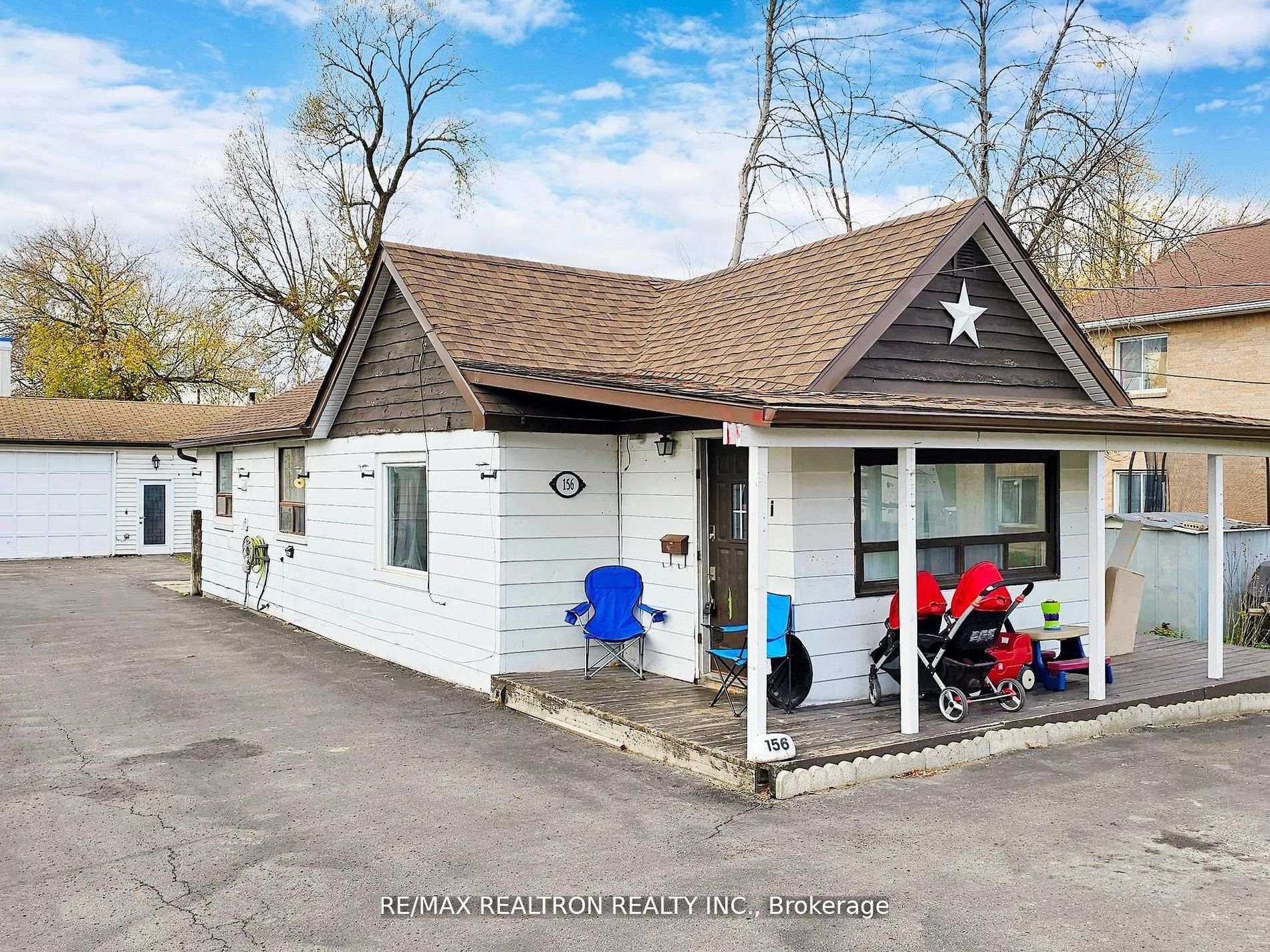 156 The Queensway Street S — photo 1