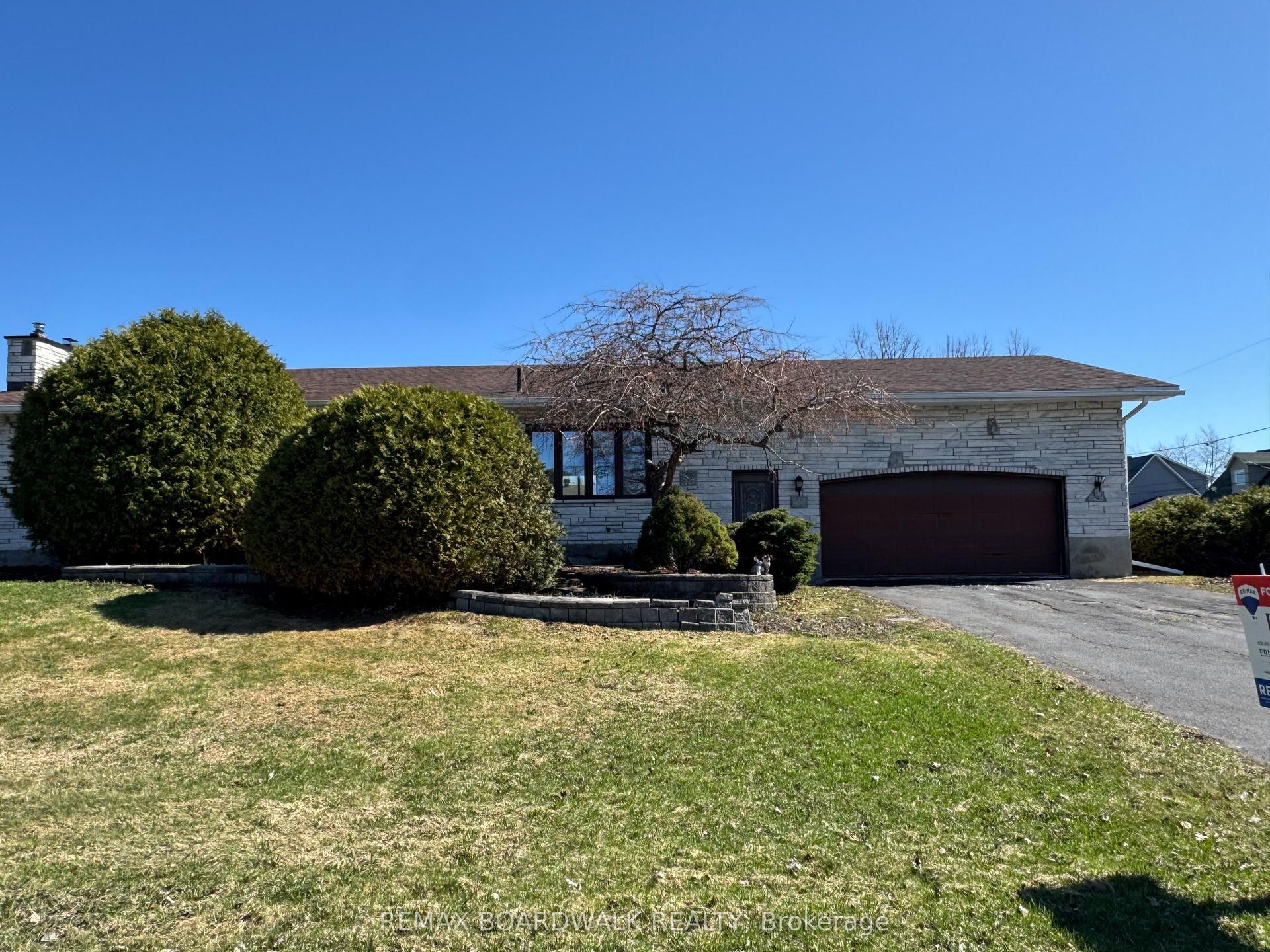 687 Duhamel Street — photo 1