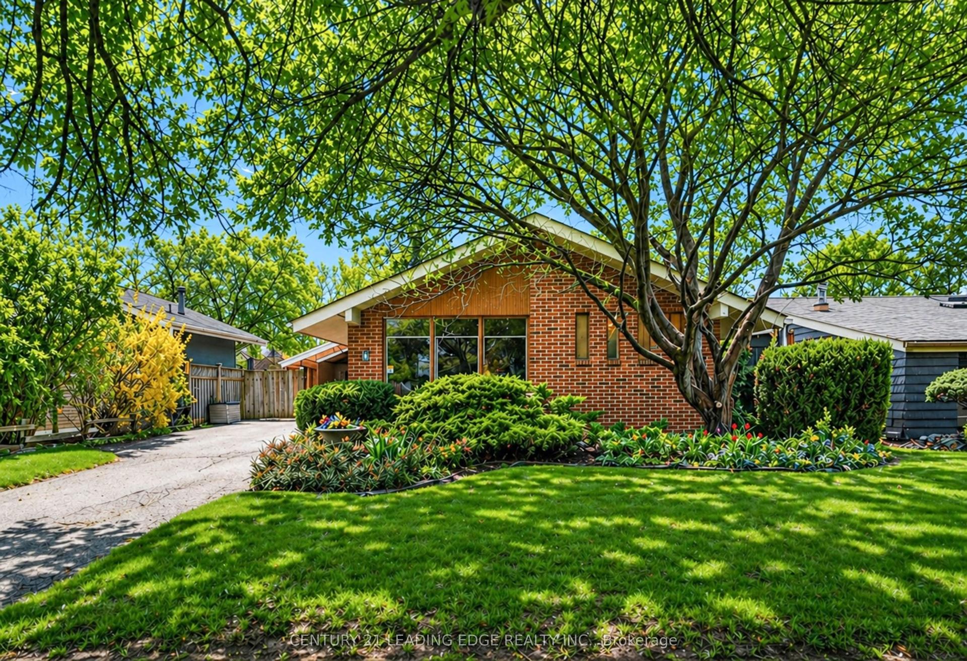 8 Oakley Boulevard — photo 1