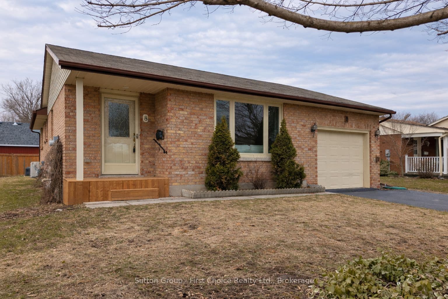 8 Dunsford Crescent — photo 1