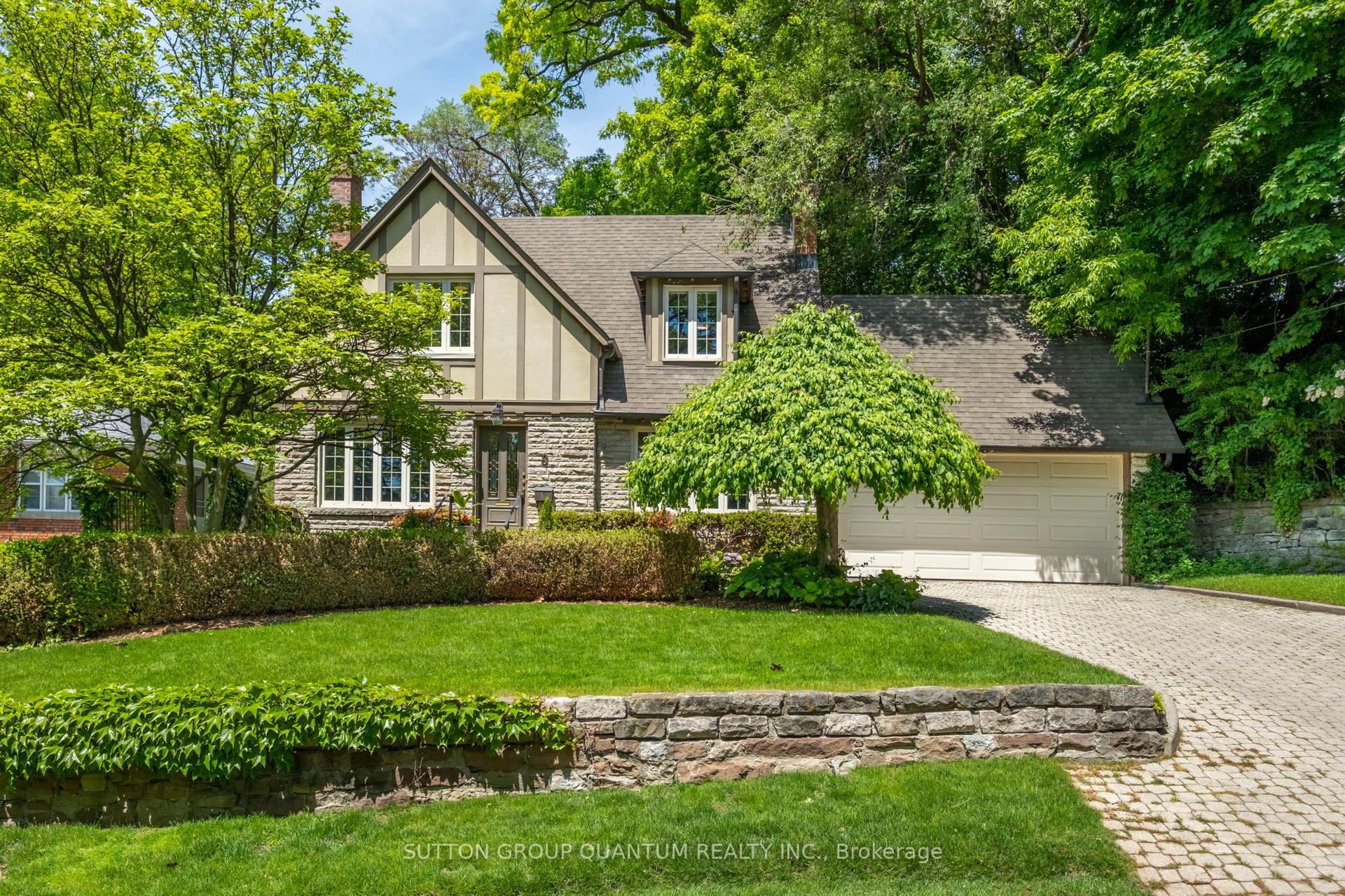 8 Riverside Crescent — photo 1
