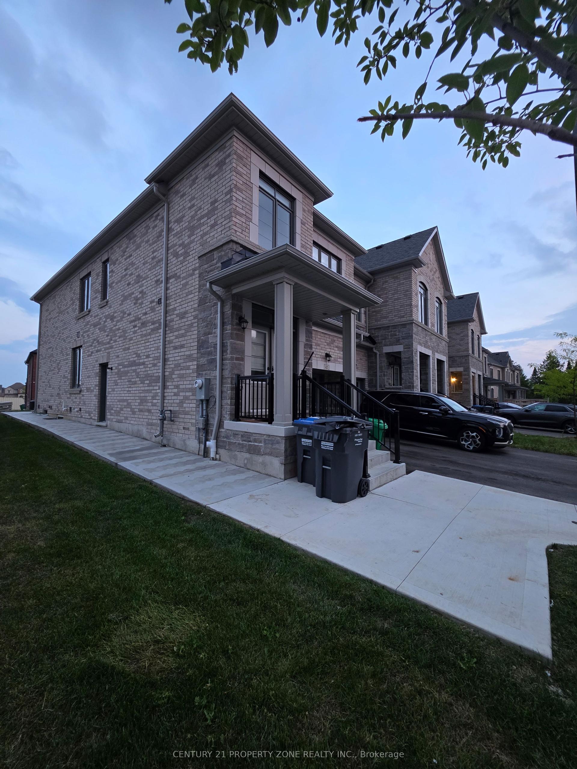 42 Hayrake Street, Brampton — Townhouse for lease, photo 1