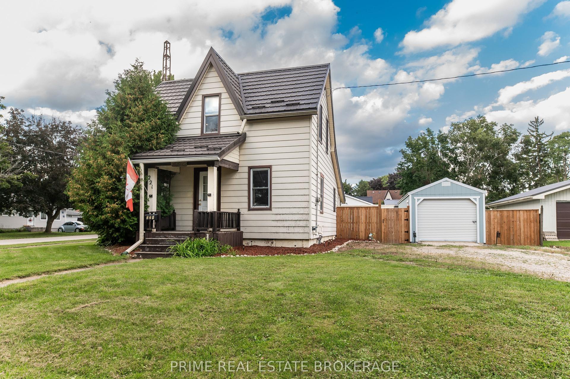 221 Third Street, West Elgin — Detached for sale, photo 1