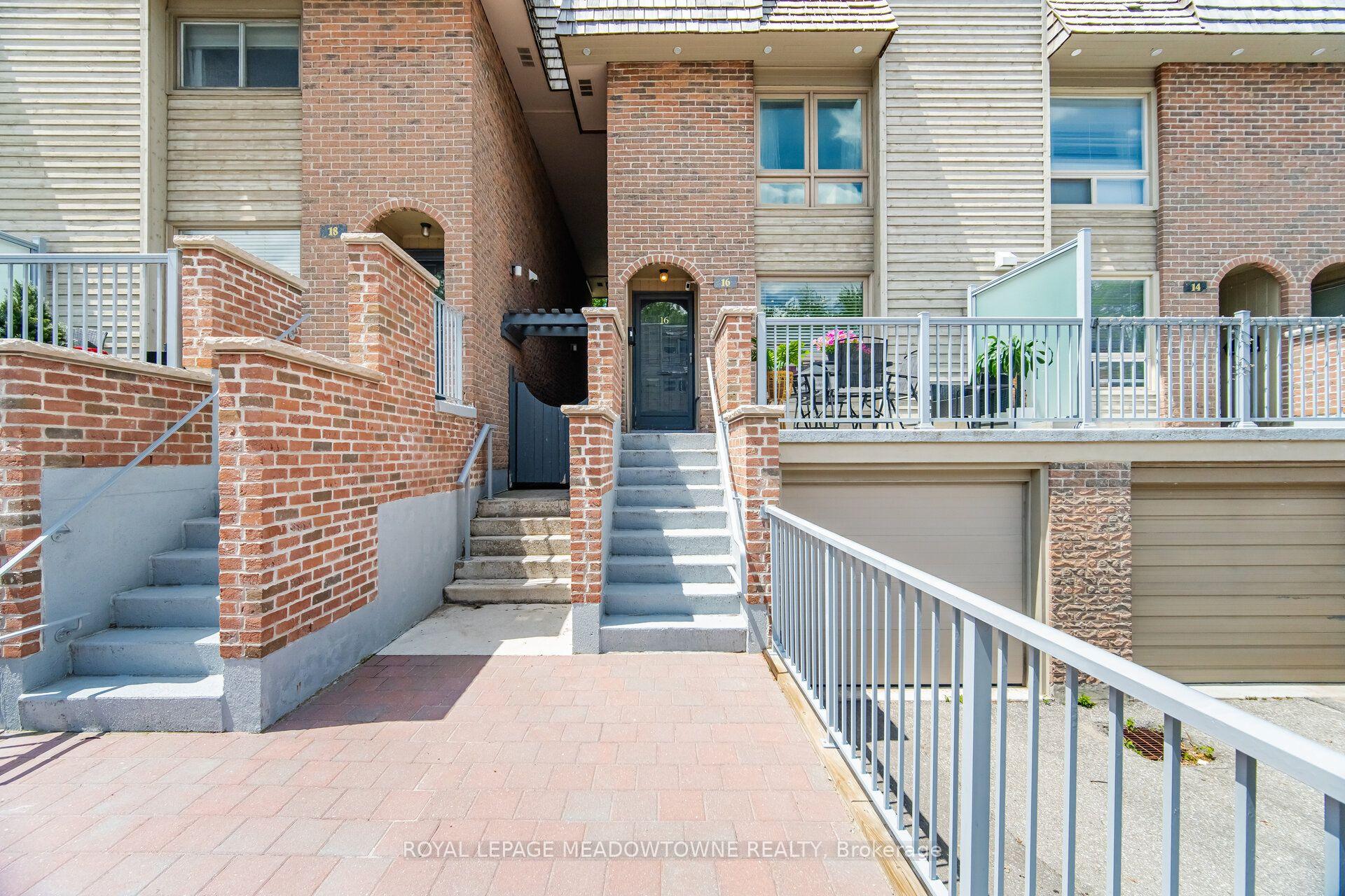 16 Dutch Myrtle Way — photo 1