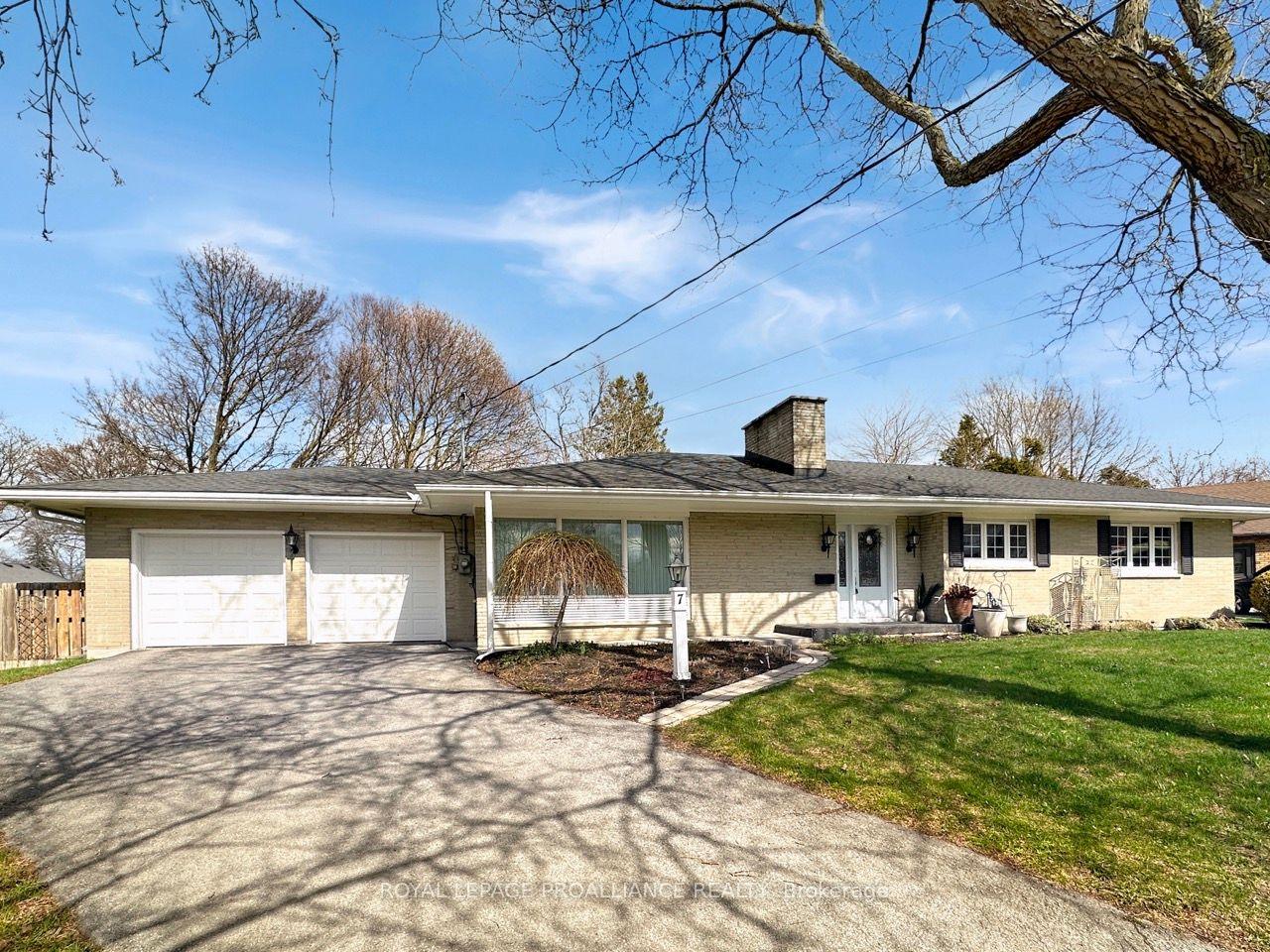 7 Eastwood Park Drive — photo 1