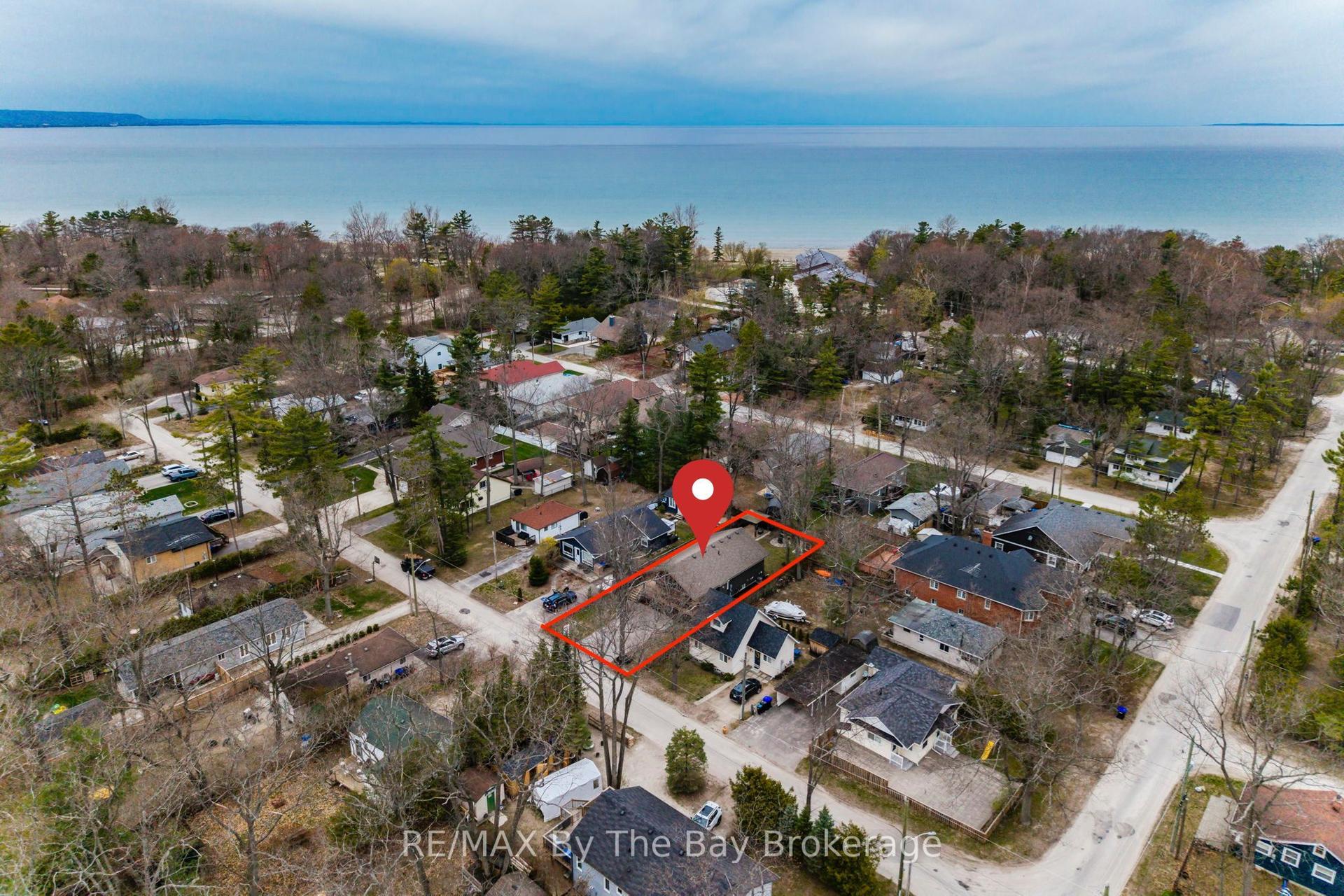 12 5th Lane, Wasaga Beach — Detached for sale, photo 1
