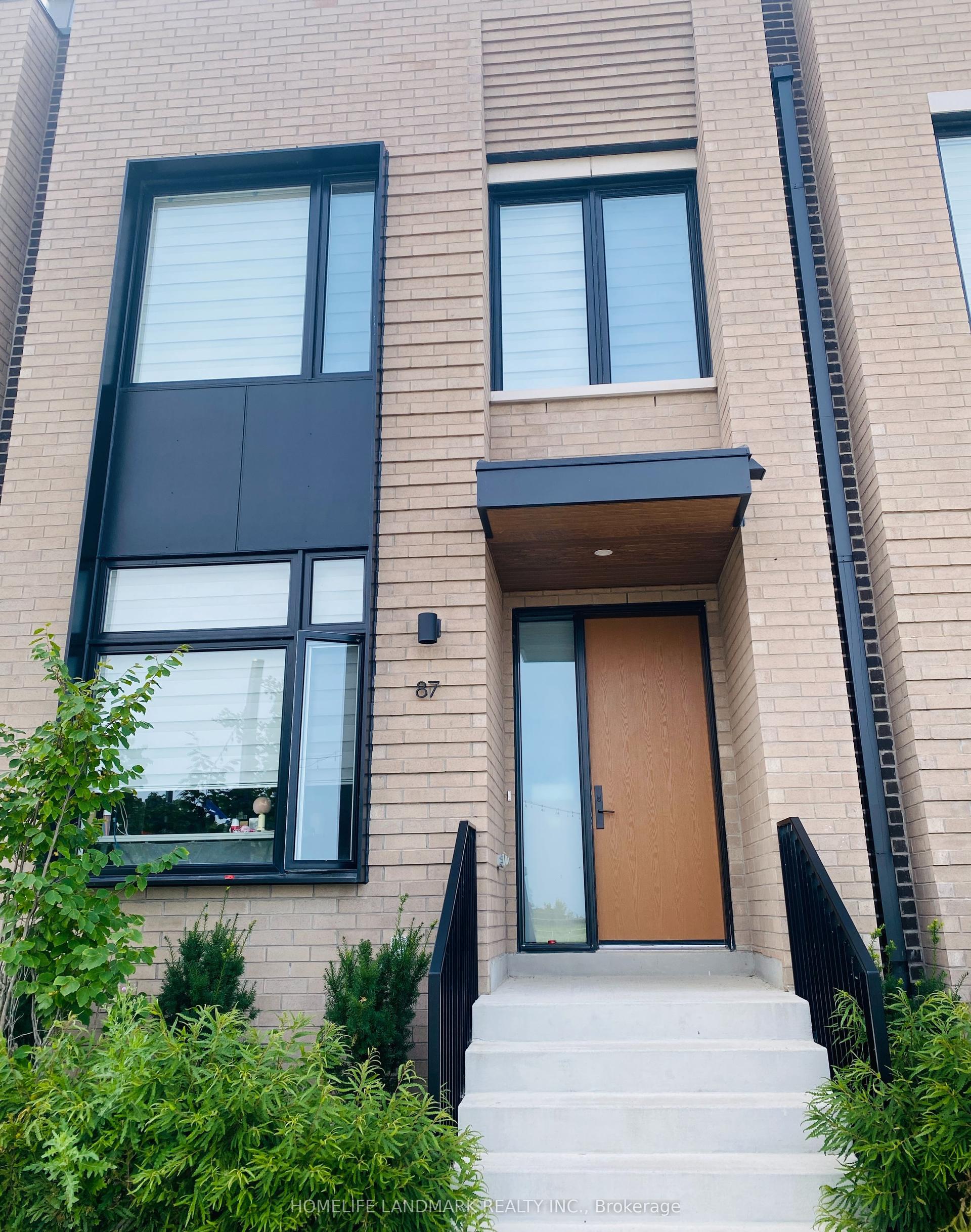 60 Lou Parsons Way NE, Mississauga — Condo Town for lease, photo 1