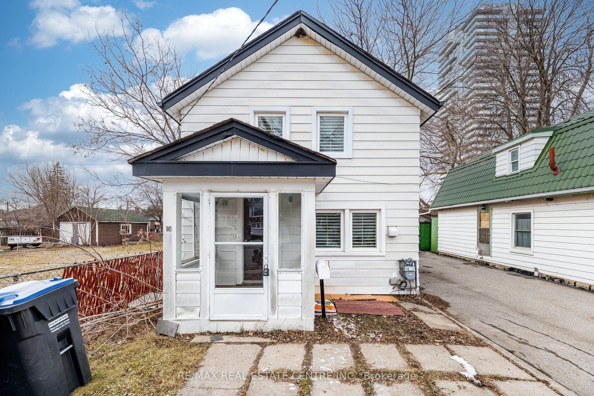 18 Hillcrest Avenue — photo 1