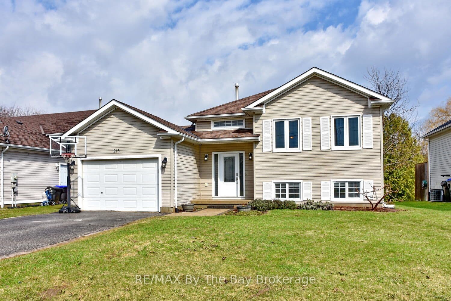 215 Montreal Street — photo 1