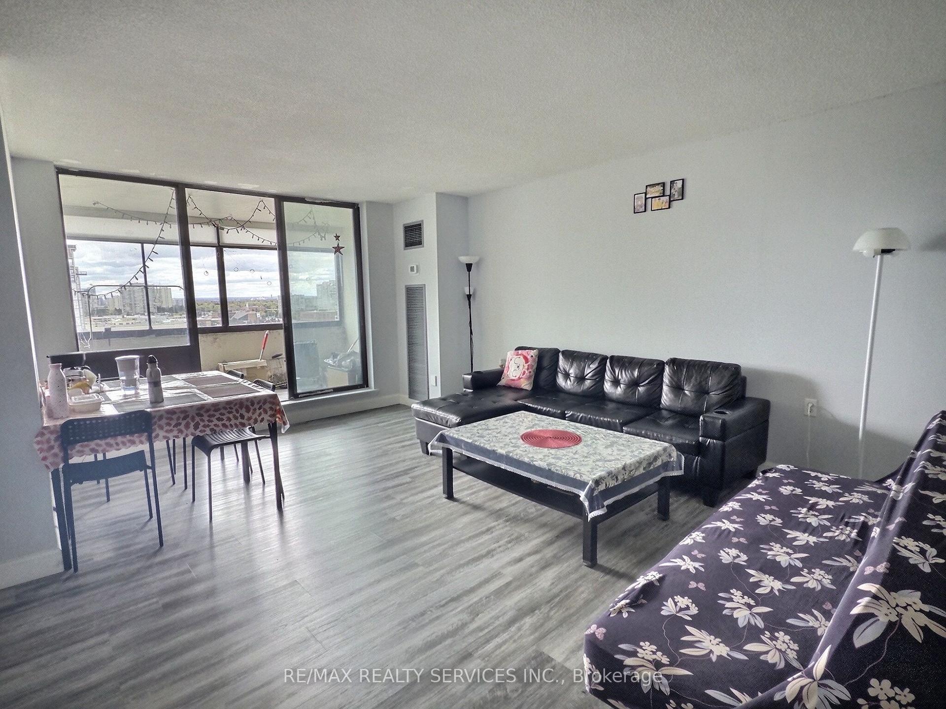 18 Knightsbridge Road 1812 #1812 — photo 1