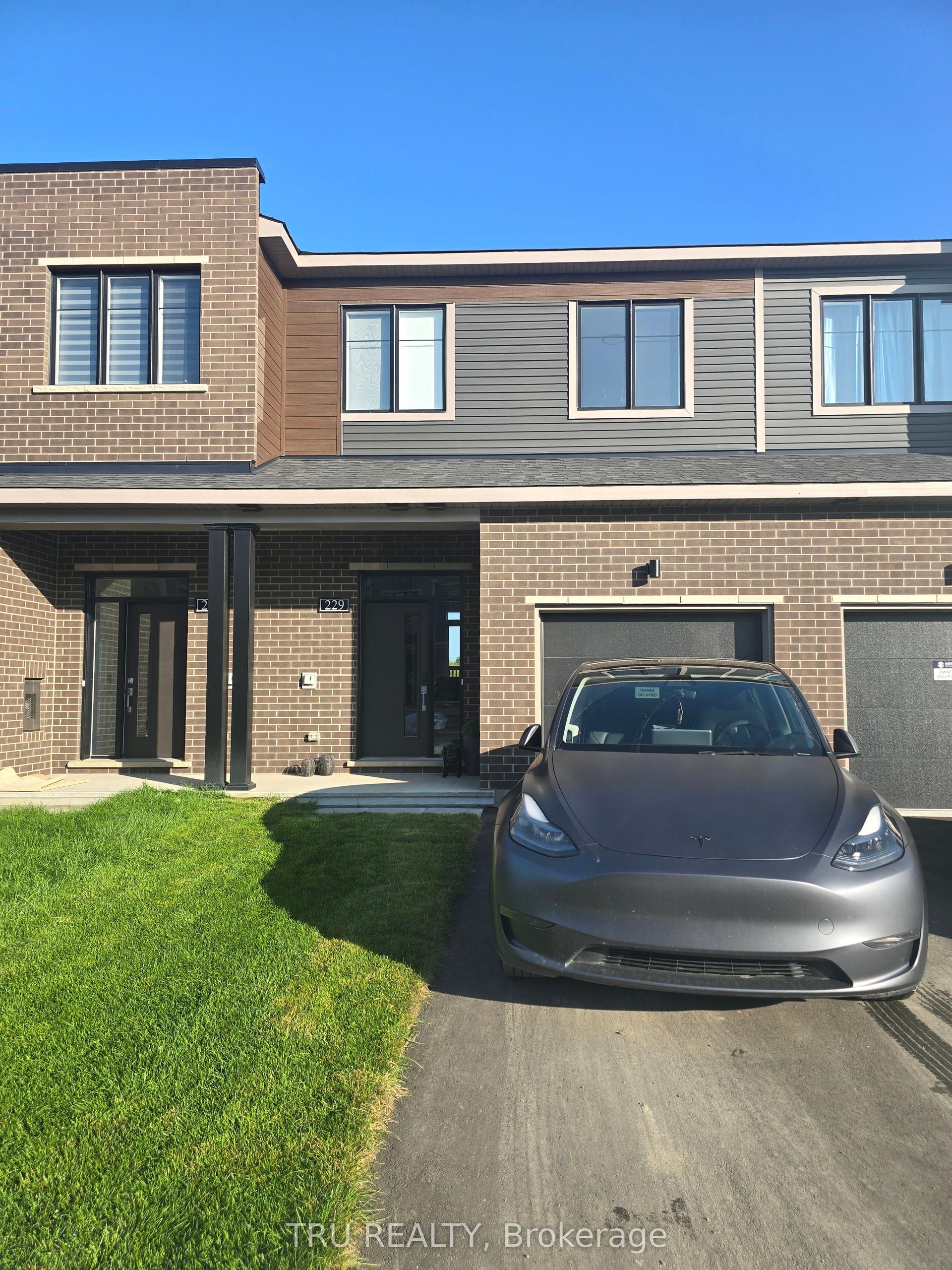 229 Bankside Way, Barrhaven — Townhouse for lease, photo 1