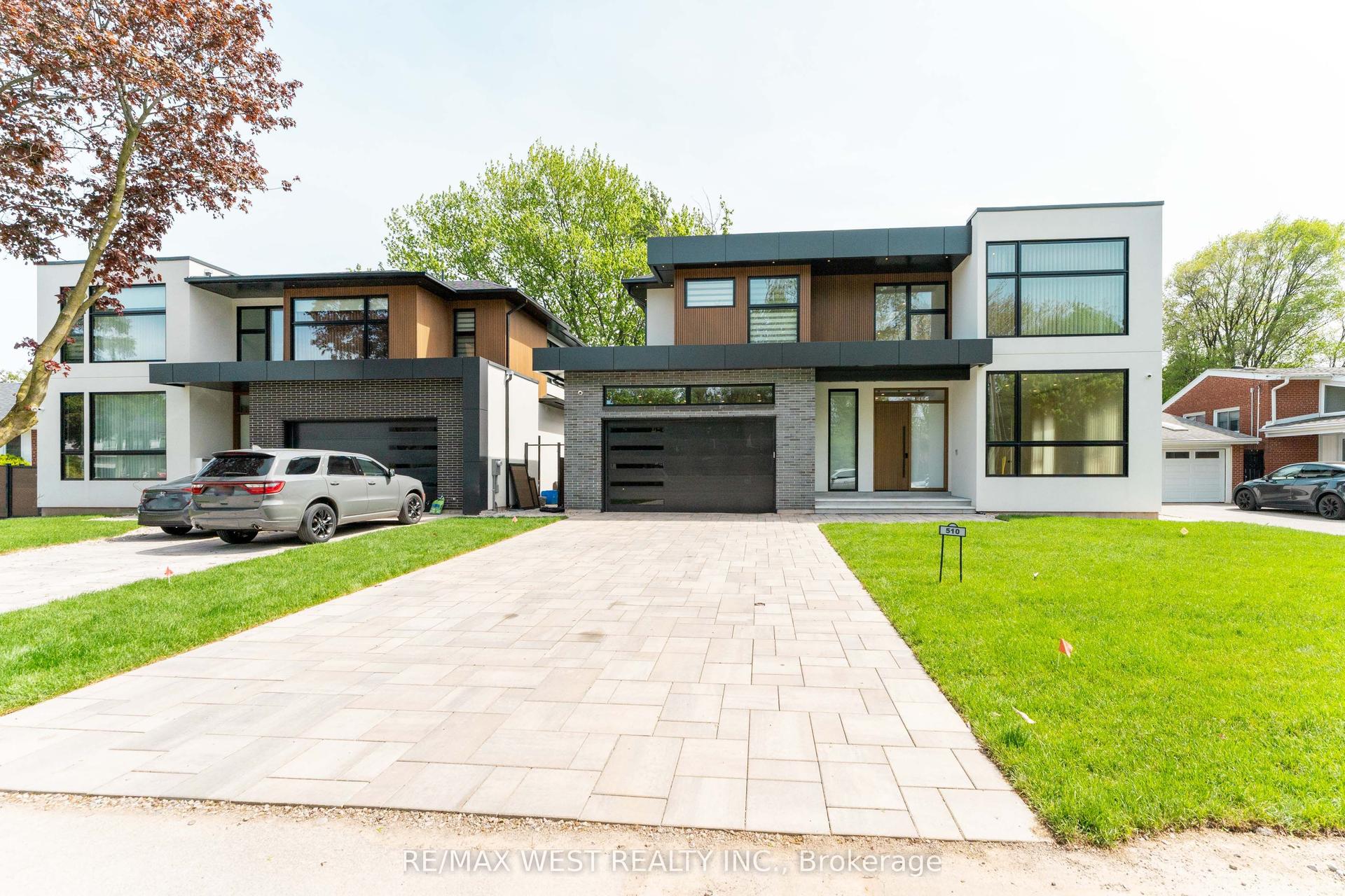 510 Wellington Crescent — photo 1