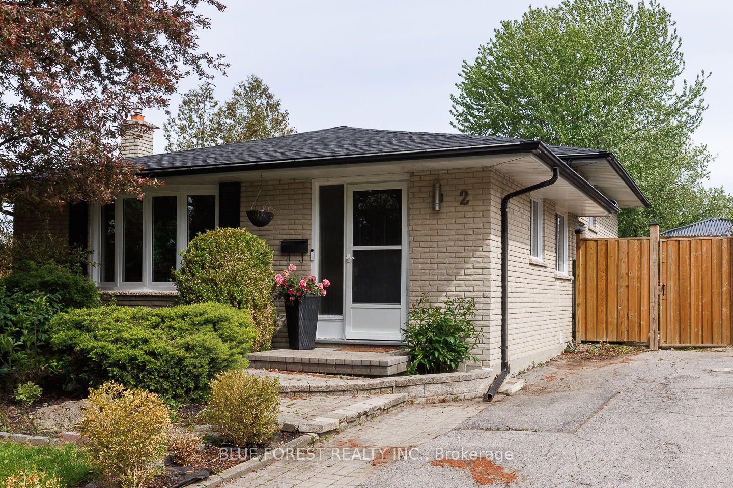 2 Surrey Crescent — photo 1